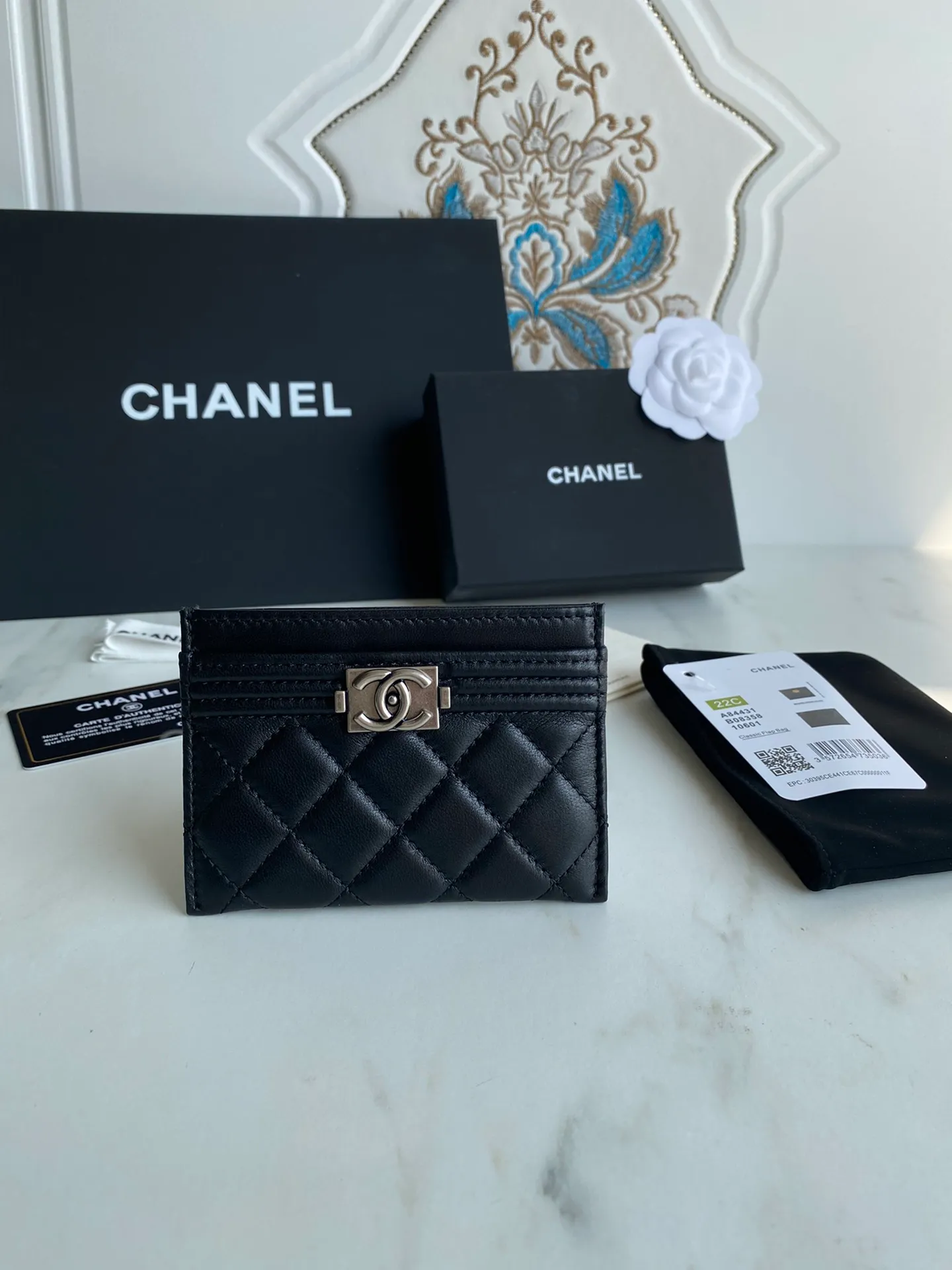 220💰[Original quality][With serial code] CHANEL’s new leboy card holder has arrived! The imported rhombus pattern is very attractive! The retro gilt buckle has an old-fashioned feel and is very fashionable and retro❤️This small card holder is very cost-effective and you can also put some change in the three card slots👍Model number: 84431 Size: 11×7.5×1cm