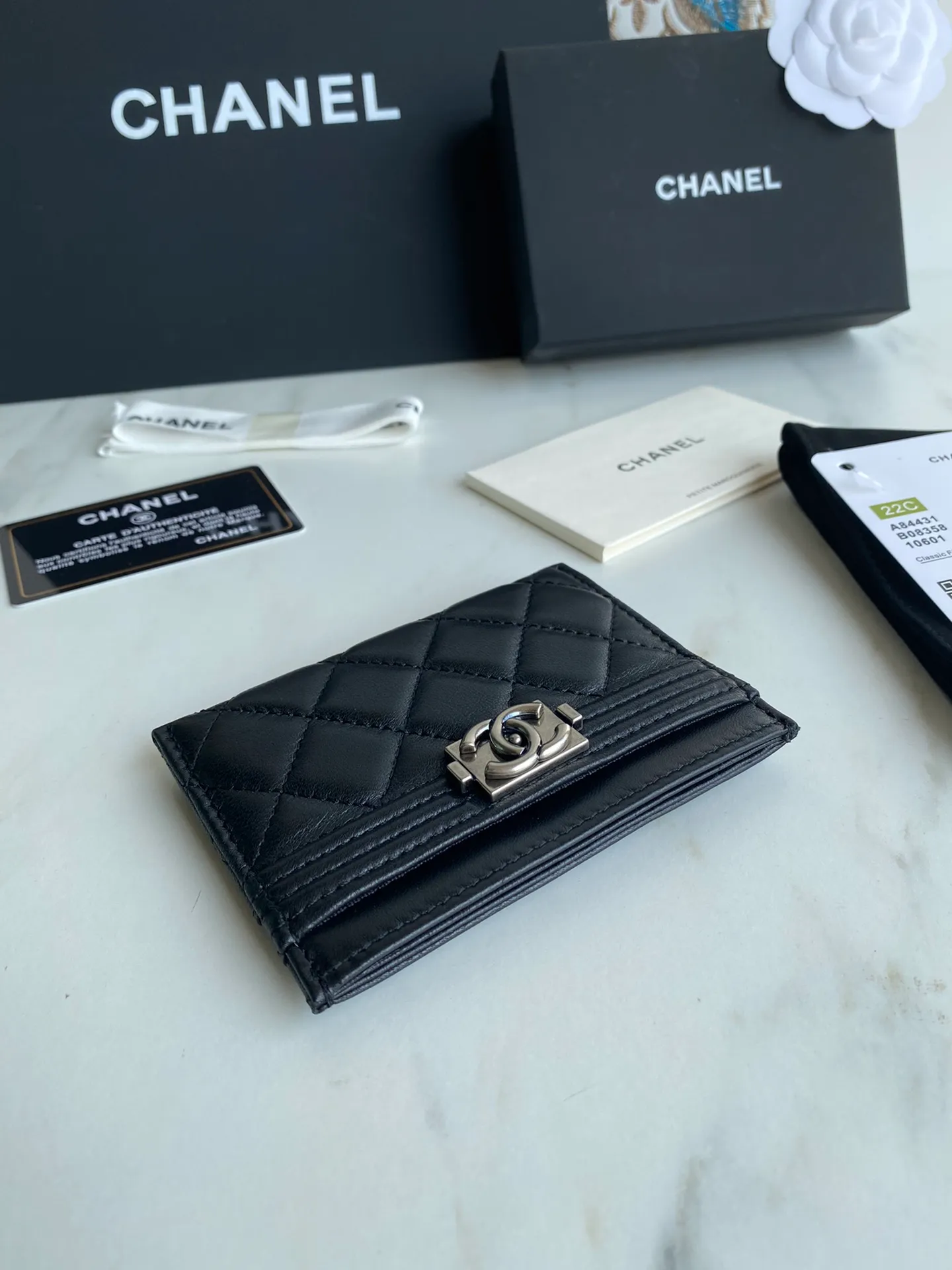 220💰[Original quality][With serial code] CHANEL’s new leboy card holder has arrived! The imported rhombus pattern is very attractive! The retro gilt buckle has an old-fashioned feel and is very fashionable and retro❤️This small card holder is very cost-effective and you can also put some change in the three card slots👍Model number: 84431 Size: 11×7.5×1cm