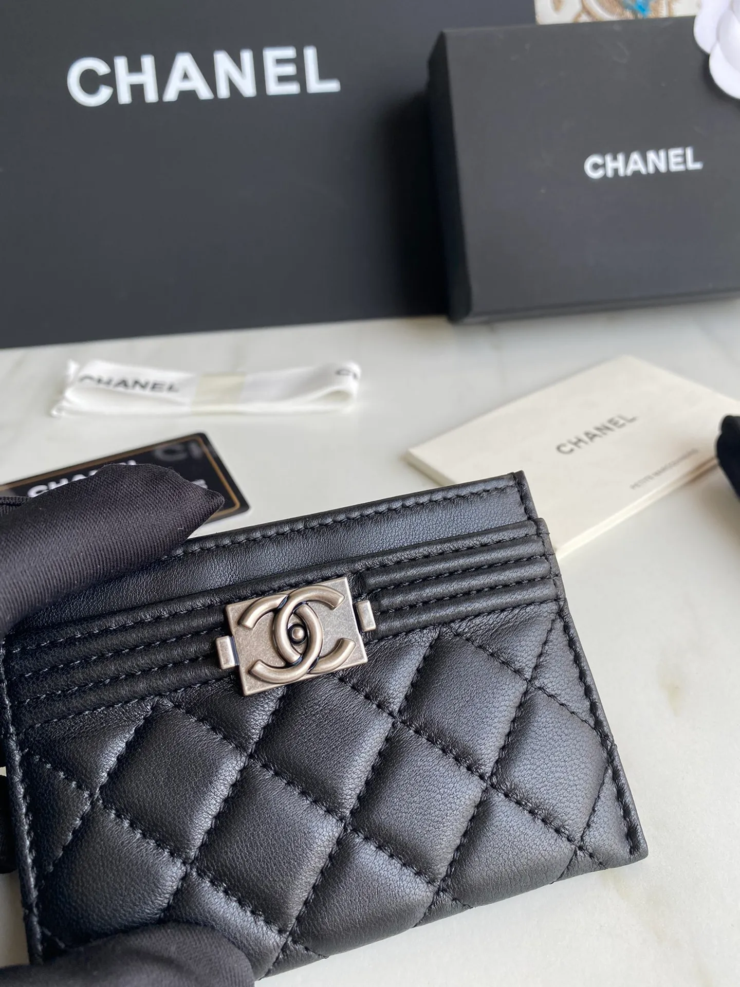 220💰[Original quality][With serial code] CHANEL’s new leboy card holder has arrived! The imported rhombus pattern is very attractive! The retro gilt buckle has an old-fashioned feel and is very fashionable and retro❤️This small card holder is very cost-effective and you can also put some change in the three card slots👍Model number: 84431 Size: 11×7.5×1cm