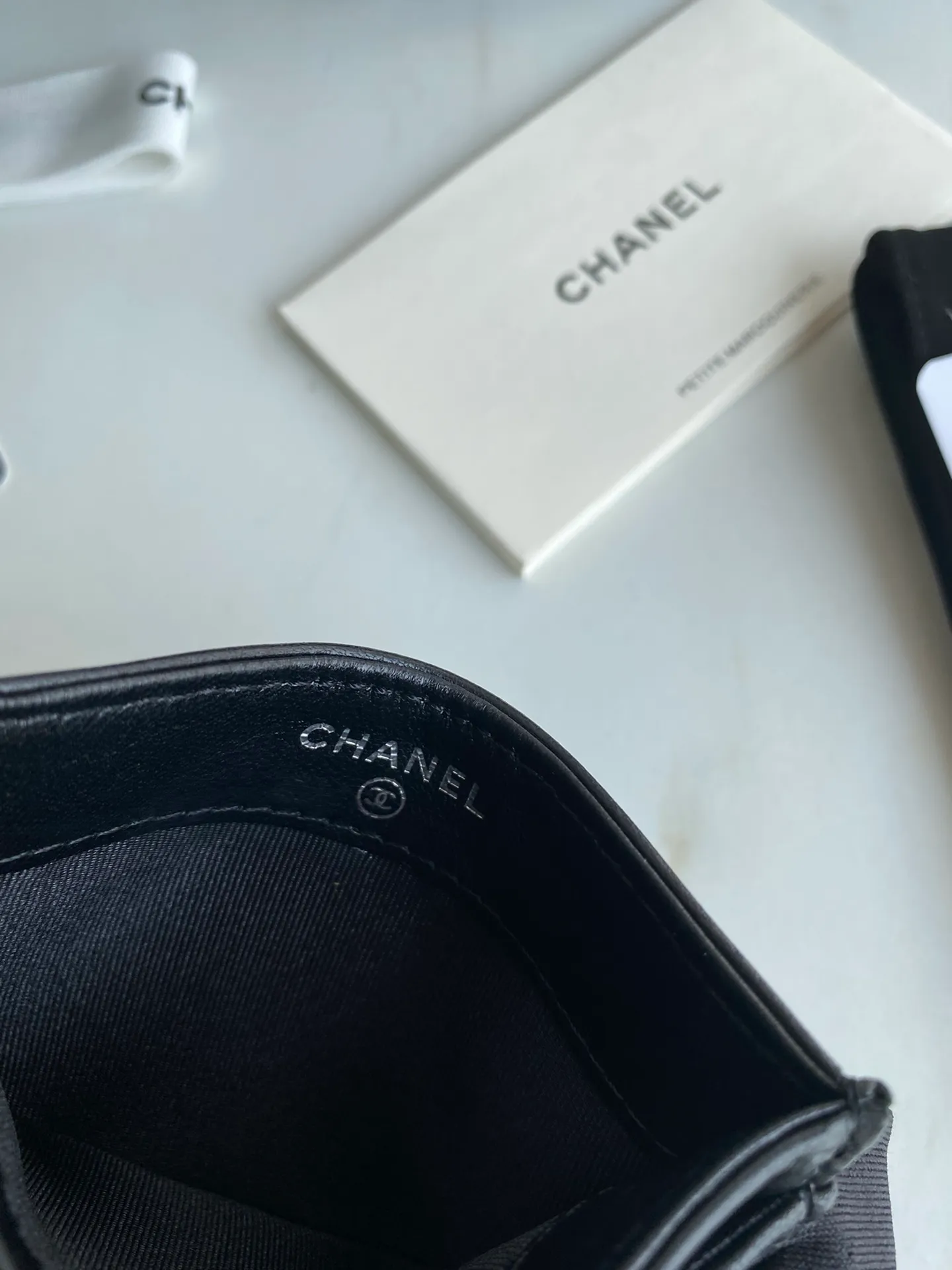 220💰[Original quality][With serial code] CHANEL’s new leboy card holder has arrived! The imported rhombus pattern is very attractive! The retro gilt buckle has an old-fashioned feel and is very fashionable and retro❤️This small card holder is very cost-effective and you can also put some change in the three card slots👍Model number: 84431 Size: 11×7.5×1cm