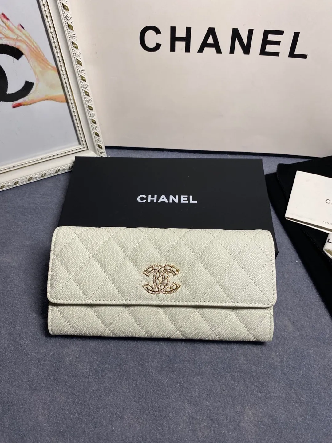 22 new styles. CHANEL. The two-fold wallet with long clip flap has arrived❤️First-layer cowhide with new luogo, the same design surrounded by diamonds on the side of the leather❤️The details are so beautiful❤️Model number Ap5480B size 10*19.5*2.5cm. 💰560