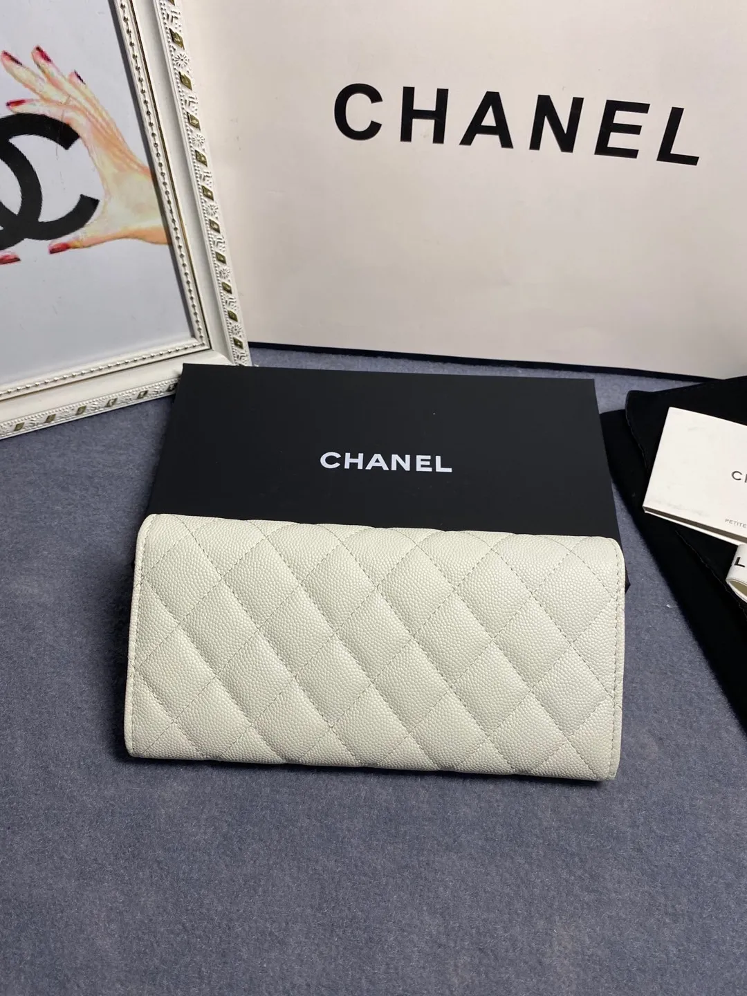 22 new styles. CHANEL. The two-fold wallet with long clip flap has arrived❤️First-layer cowhide with new luogo, the same design surrounded by diamonds on the side of the leather❤️The details are so beautiful❤️Model number Ap5480B size 10*19.5*2.5cm. 💰560