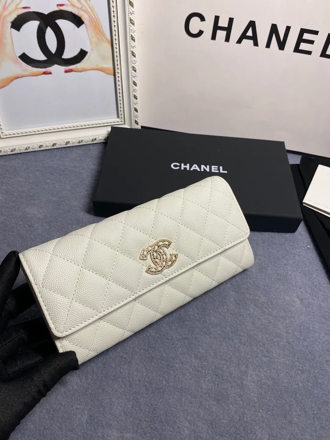 22 new styles. CHANEL. The two-fold wallet with long clip flap has arrived❤️First-layer cowhide with new luogo, the same design surrounded by diamonds on the side of the leather❤️The details are so beautiful❤️Model number Ap5480B size 10*19.5*2.5cm. 💰560