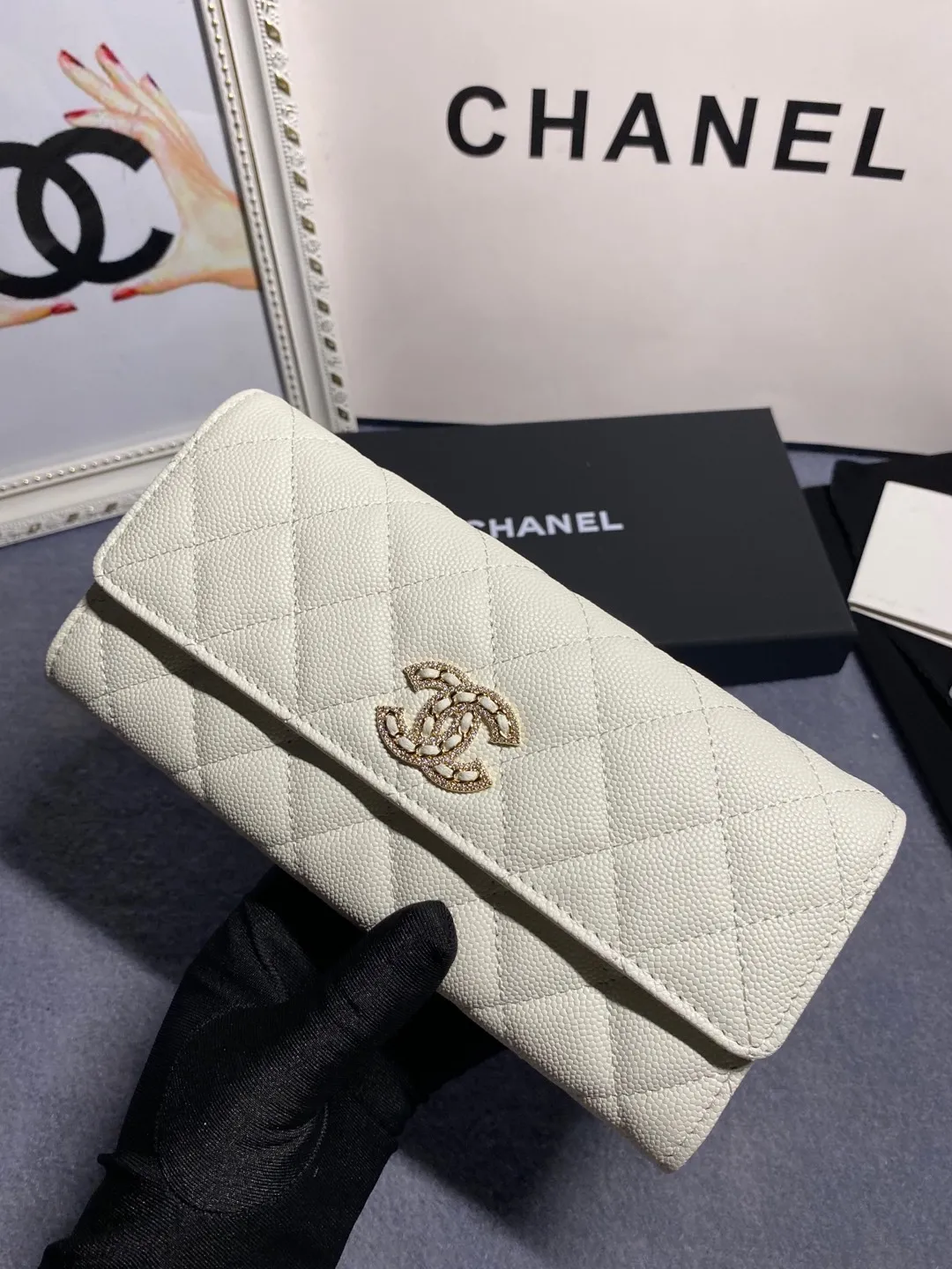 22 new styles. CHANEL. The two-fold wallet with long clip flap has arrived❤️First-layer cowhide with new luogo, the same design surrounded by diamonds on the side of the leather❤️The details are so beautiful❤️Model number Ap5480B size 10*19.5*2.5cm. 💰560
