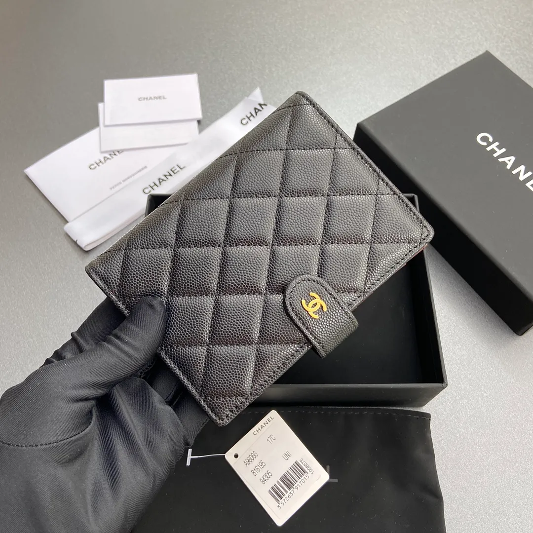 [Special grade hardware original leather] 💰440 Xiaoxiang Passport Holder Series Quilted with iconic metal logo Gold tone metal hardware, special Italian imported leather 4 card slots, 1 small zipper pocket. 1 banknote compartment, 1 passport holder card slot No.: 96066 Black fine ball gold Size: w10×h14×d2cm