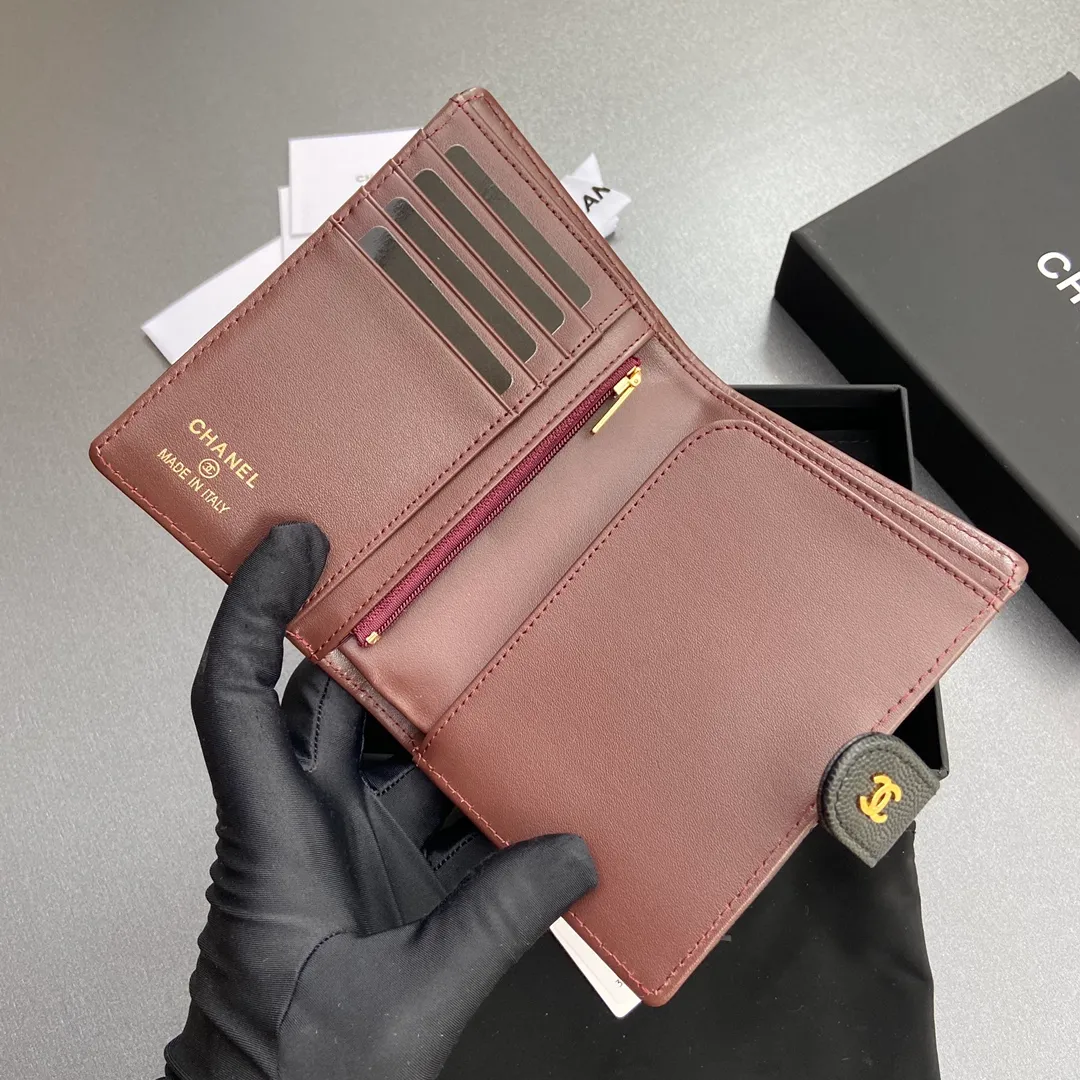 [Special grade hardware original leather] 💰440 Xiaoxiang Passport Holder Series Quilted with iconic metal logo Gold tone metal hardware, special Italian imported leather 4 card slots, 1 small zipper pocket. 1 banknote compartment, 1 passport holder card slot No.: 96066 Black fine ball gold Size: w10×h14×d2cm