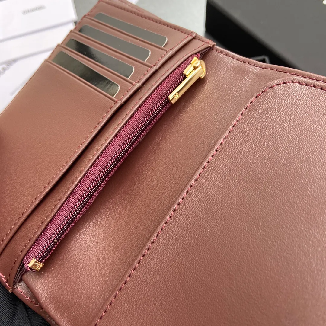 [Special grade hardware original leather] 💰440 Xiaoxiang Passport Holder Series Quilted with iconic metal logo Gold tone metal hardware, special Italian imported leather 4 card slots, 1 small zipper pocket. 1 banknote compartment, 1 passport holder card slot No.: 96066 Black fine ball gold Size: w10×h14×d2cm