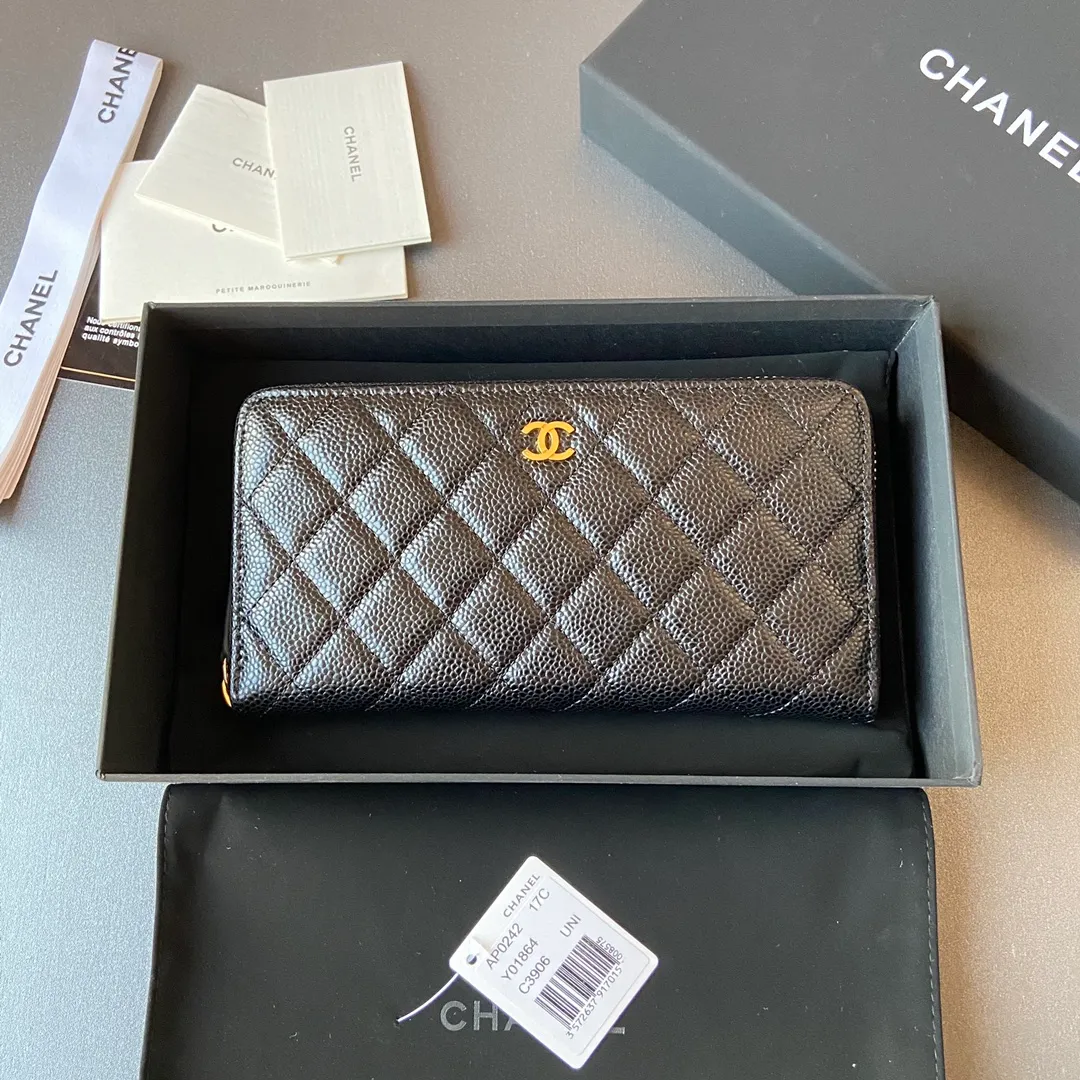 Xiaoxiang imported Italian cowhide Item number: AP484 Price: 520 (with pocket metal pull tag) Size: w19.5×h10.5×d2cm Color: black ball pattern gold steel mark