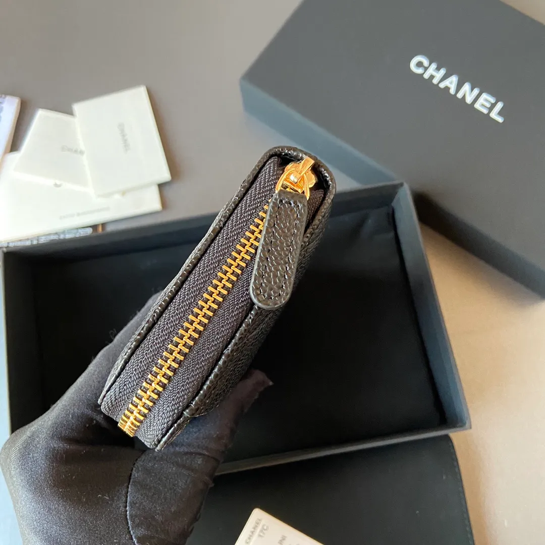 Xiaoxiang imported Italian cowhide Item number: AP484 Price: 520 (with pocket metal pull tag) Size: w19.5×h10.5×d2cm Color: black ball pattern gold steel mark