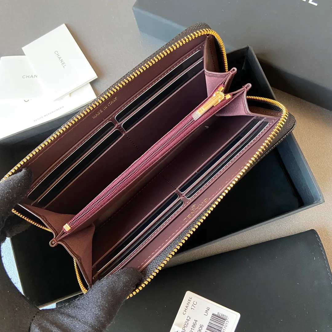 Xiaoxiang imported Italian cowhide Item number: AP484 Price: 520 (with pocket metal pull tag) Size: w19.5×h10.5×d2cm Color: black ball pattern gold steel mark