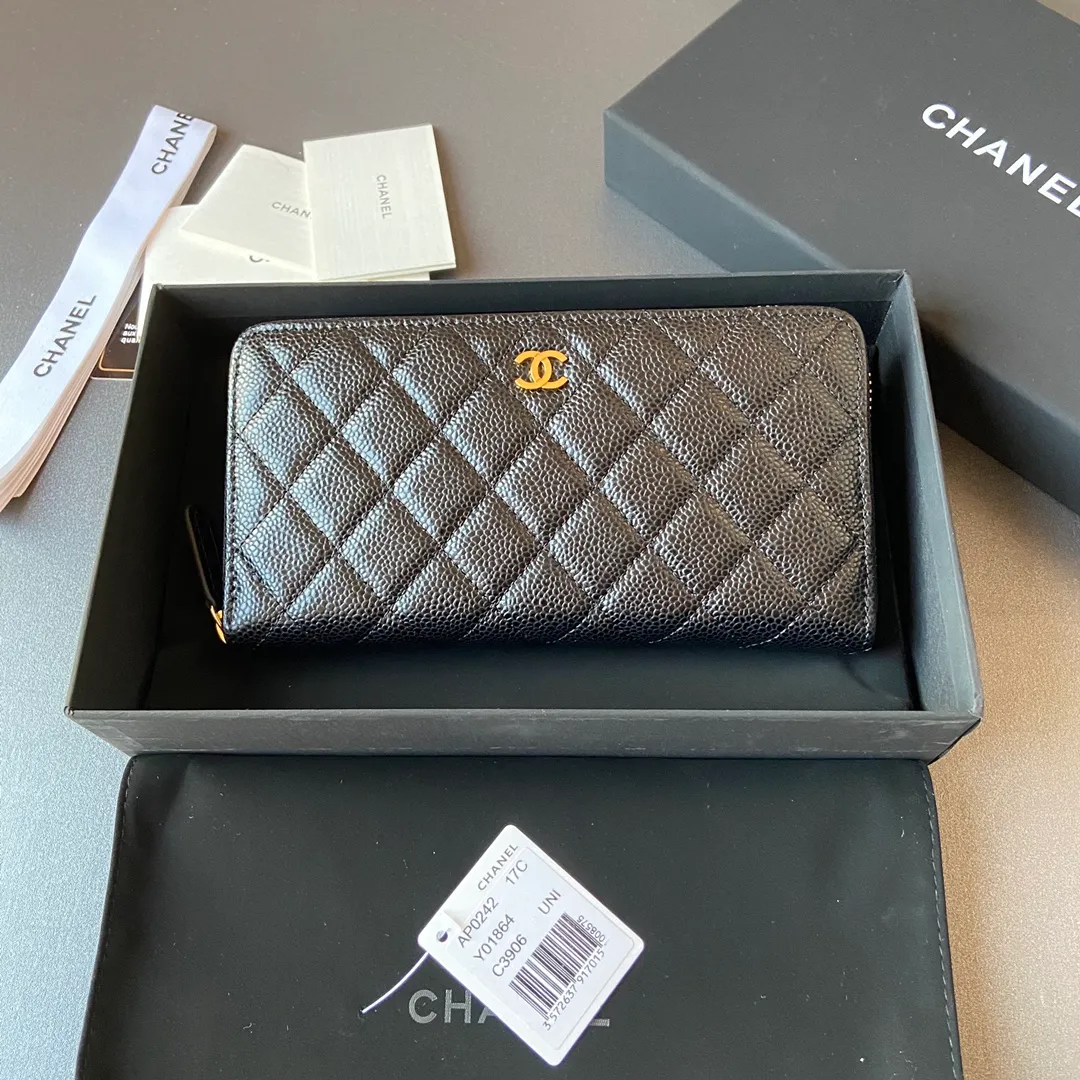 Xiaoxiang imported Italian cowhide Item number: AP484 Price: 520 (with pocket metal pull tag) Size: w19.5×h10.5×d2cm Color: black ball pattern gold steel mark