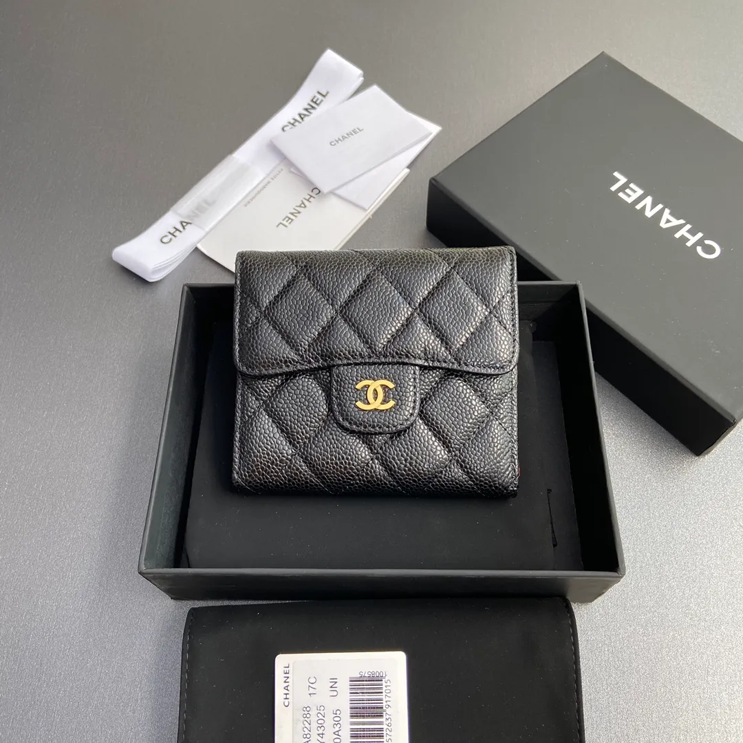 [Imported leather from Italy] ¥440 Special black spherical grain embossed leather Black tone metal hardware 6 card slots 1 banknote compartment 1 coin zipper bag No.: 82288 Size: w10.5×h11.5×d3cm