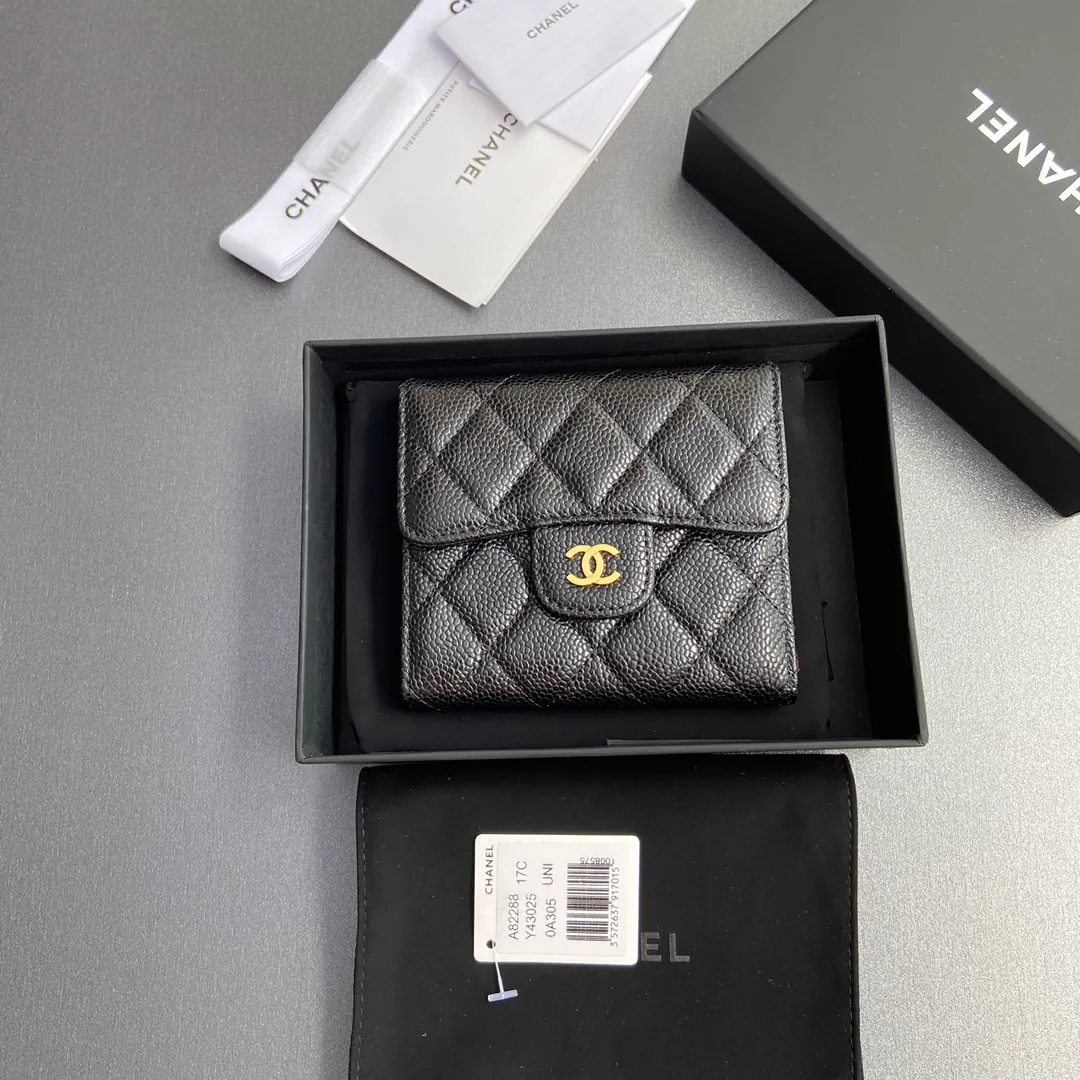 [Imported leather from Italy] ¥440 Special black spherical grain embossed leather Black tone metal hardware 6 card slots 1 banknote compartment 1 coin zipper bag No.: 82288 Size: w10.5×h11.5×d3cm