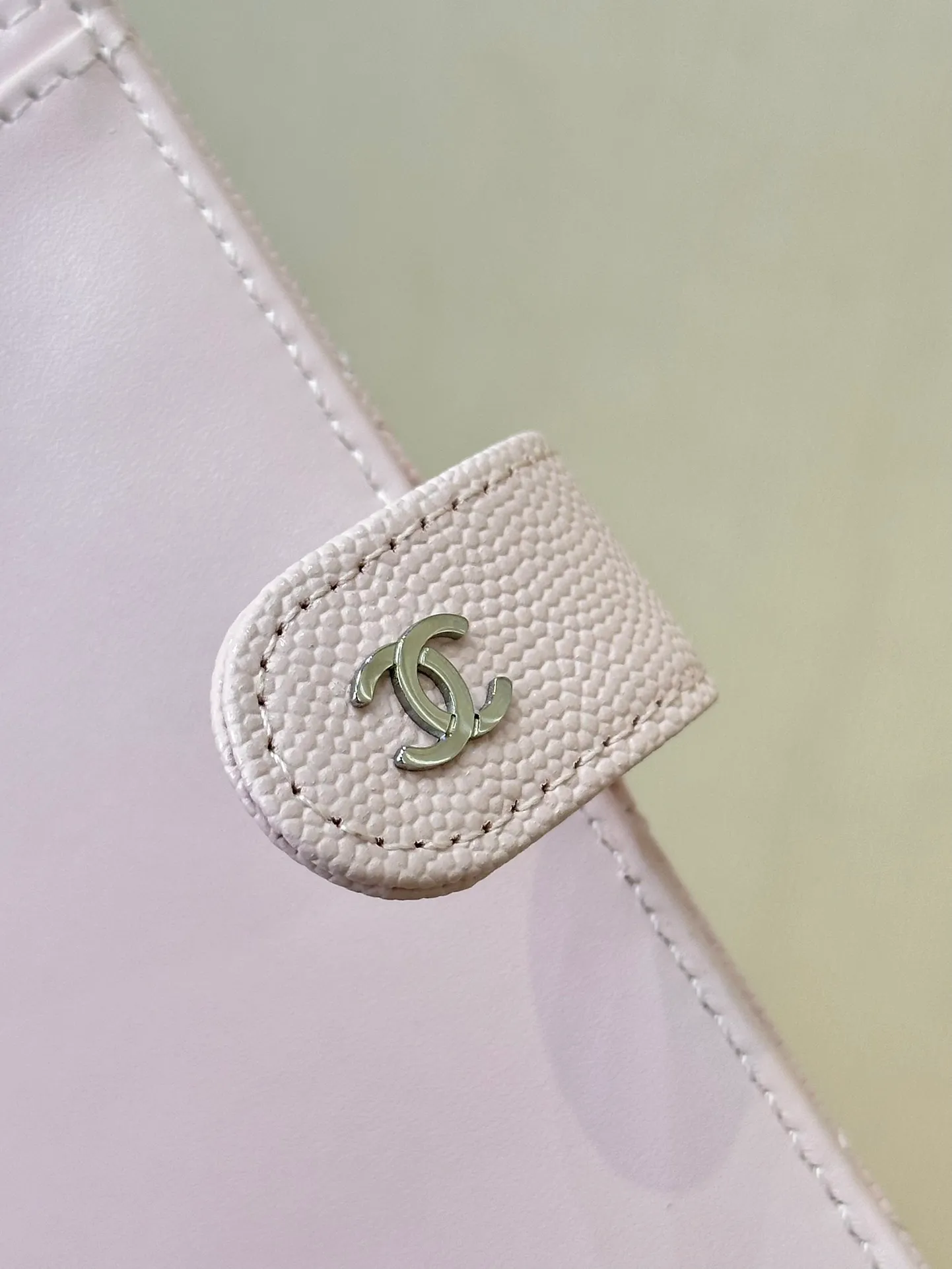 96066 The brand customer provides Xiaoxiang double C.logo logo hardware to highlight the brand recognition. The classic logo logo bright hardware has a mellow color. The whole thing shows Xiaoxiang’s ultimate high-quality craftsmanship. This is a hardware that requires the original factory’s unique electroplating process effect. The whole thing is exquisite.