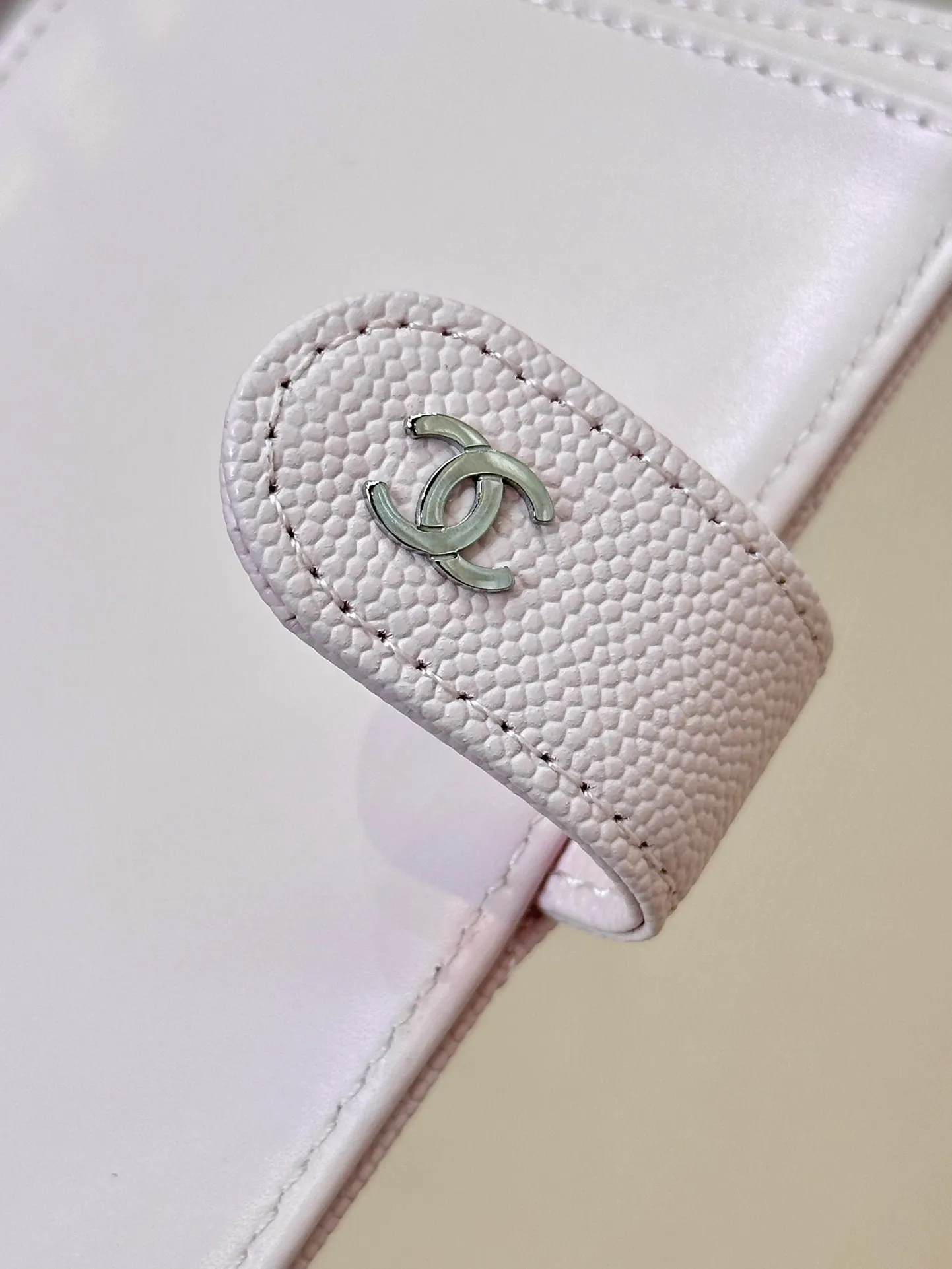 96066 The brand customer provides Xiaoxiang double C.logo logo hardware to highlight the brand recognition. The classic logo logo bright hardware has a mellow color. The whole thing shows Xiaoxiang’s ultimate high-quality craftsmanship. This is a hardware that requires the original factory’s unique electroplating process effect. The whole thing is exquisite.