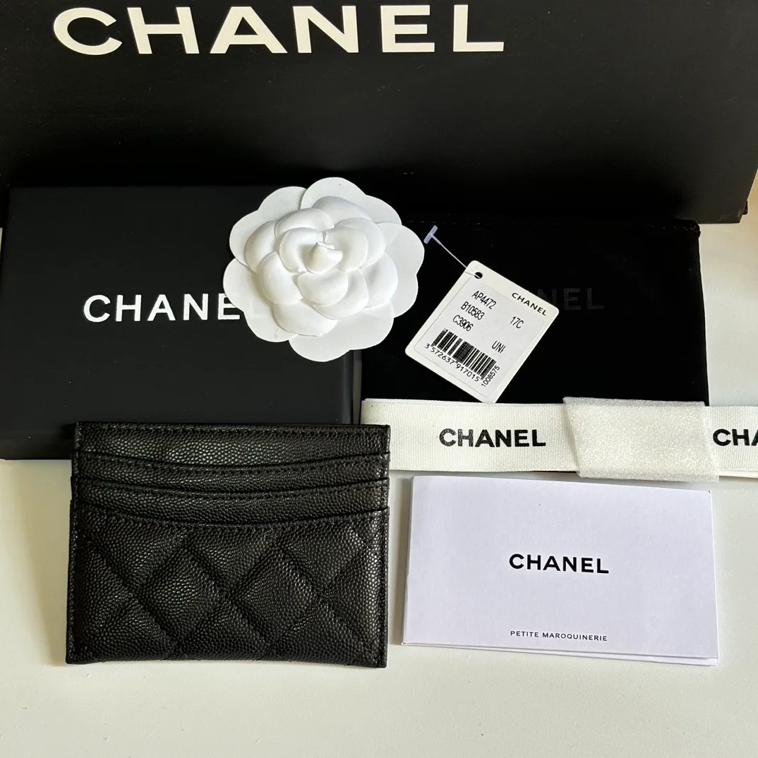 💰240 new product CH@NEL card holder has arrived💦This card holder adds a few more card slots based on the old model, making it more practical. It has original quality and beautiful details. Model No. AP8944, size 11*8*1cm.