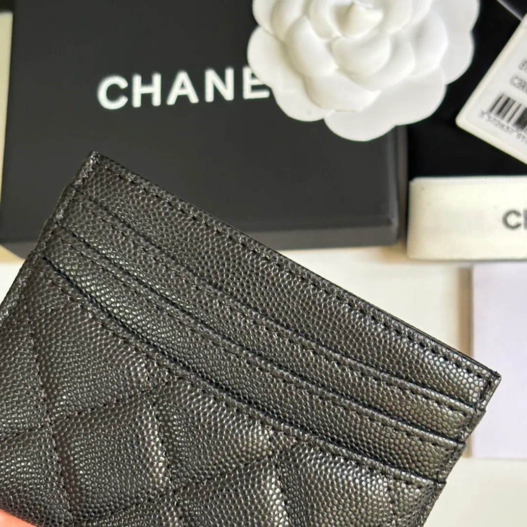 💰240 new product CH@NEL card holder has arrived💦This card holder adds a few more card slots based on the old model, making it more practical. It has original quality and beautiful details. Model No. AP8944, size 11*8*1cm.