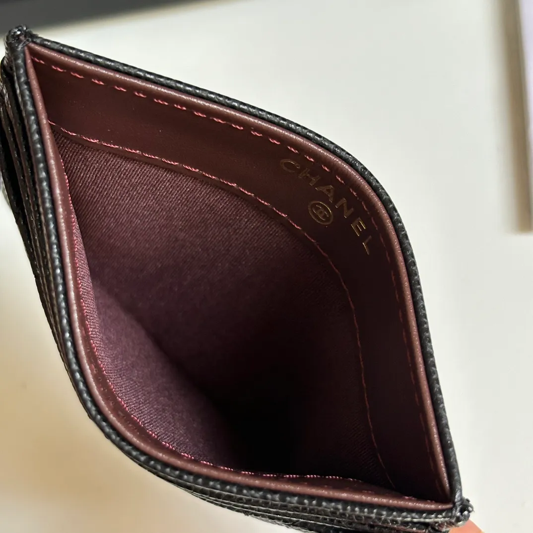 💰240 new product CH@NEL card holder has arrived💦This card holder adds a few more card slots based on the old model, making it more practical. It has original quality and beautiful details. Model No. AP8944, size 11*8*1cm.