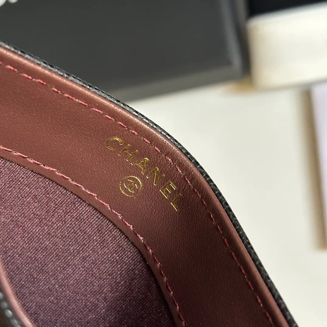 💰240 new product CH@NEL card holder has arrived💦This card holder adds a few more card slots based on the old model, making it more practical. It has original quality and beautiful details. Model No. AP8944, size 11*8*1cm.
