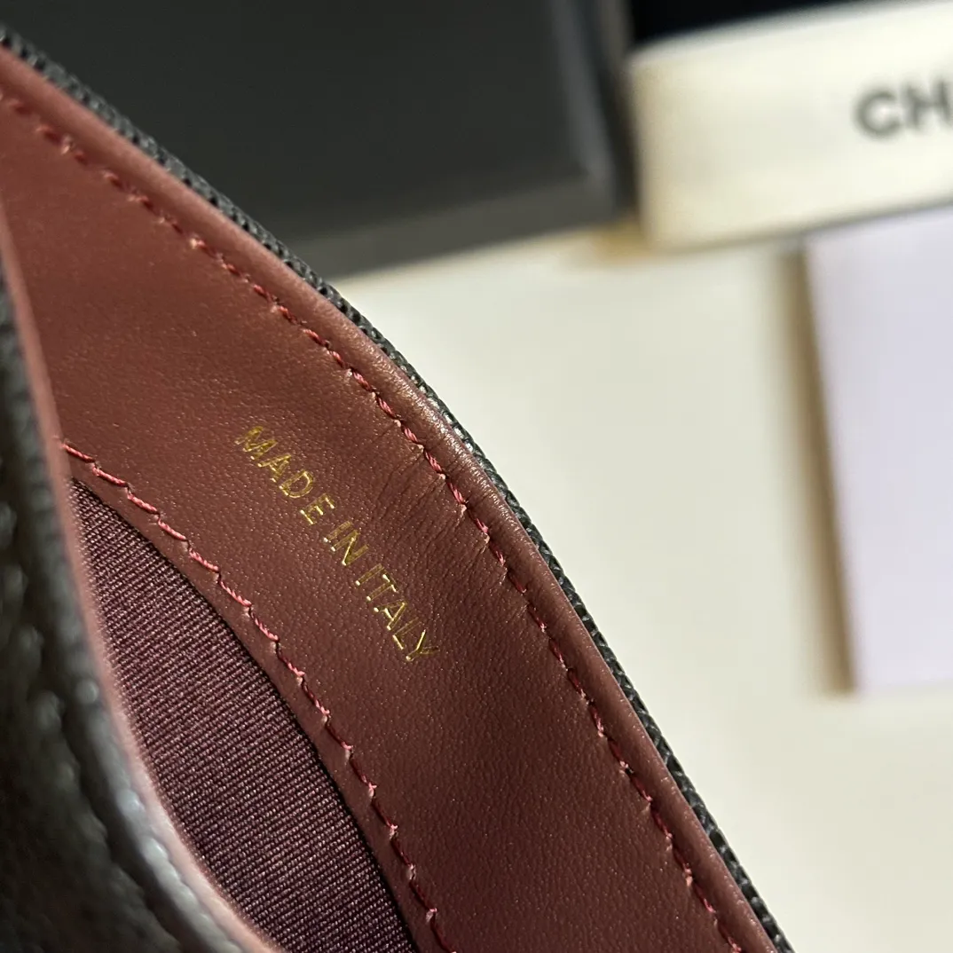 💰240 new product CH@NEL card holder has arrived💦This card holder adds a few more card slots based on the old model, making it more practical. It has original quality and beautiful details. Model No. AP8944, size 11*8*1cm.