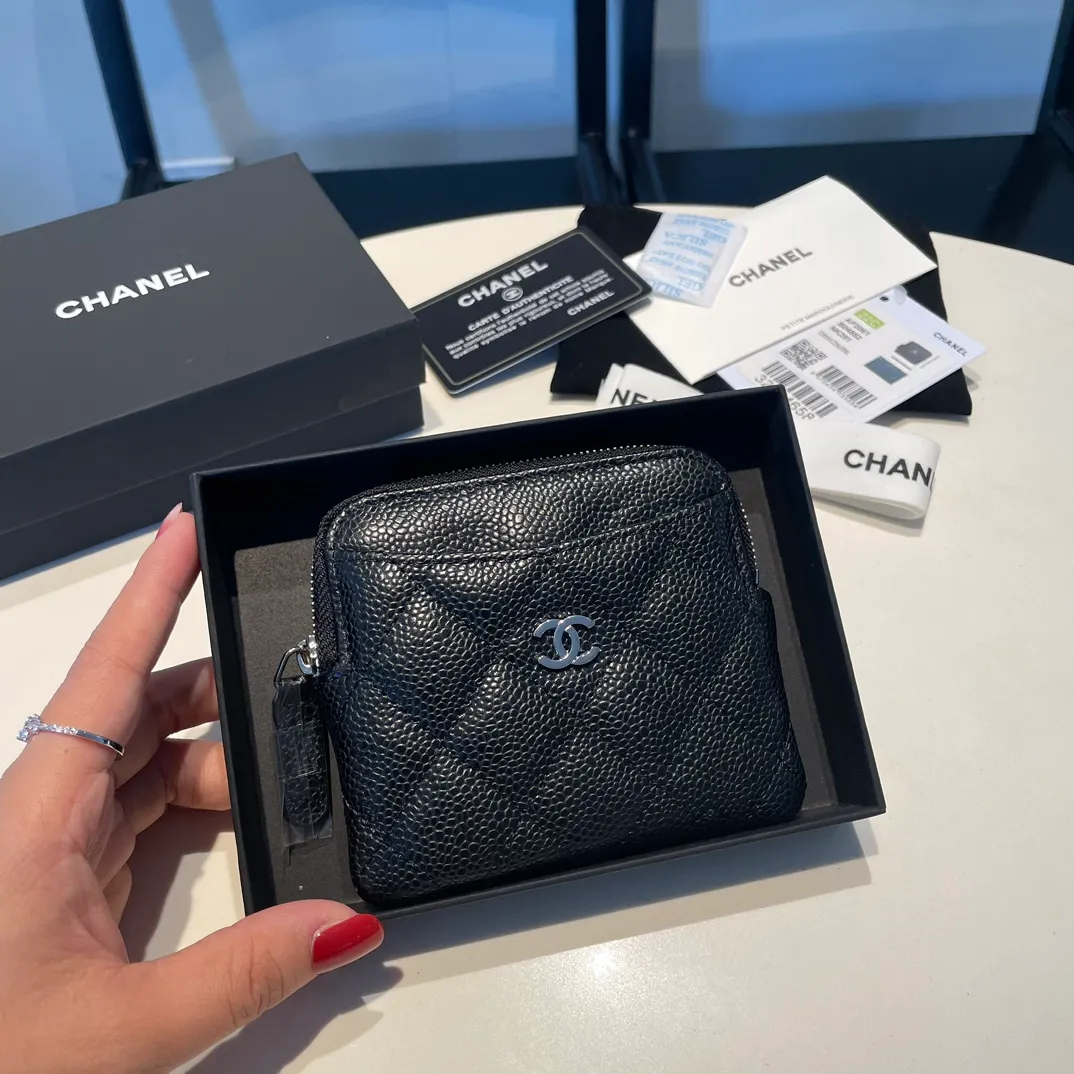💰420😊Upgraded version💋Chanel 🆕Cowhide🐂Sheepskin is available, with gold and silver buckles☺️Classic zipper bag with multiple card slots for change. It can also bring convenience to various bank cards, supermarket cards, shopping cards, and membership cards. It is so small and easy to carry. It is the most fashionable and popular element of coin purses. Do you own it? Comes with the latest complete set of packaging 2061🍃size: 12*9.5cm