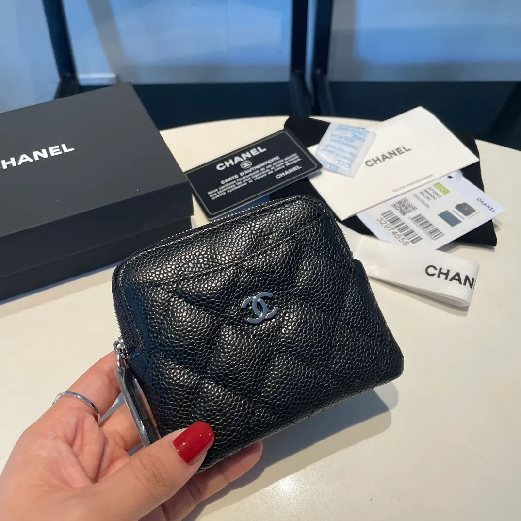 💰420😊Upgraded version💋Chanel 🆕Cowhide🐂Sheepskin is available, with gold and silver buckles☺️Classic zipper bag with multiple card slots for change. It can also bring convenience to various bank cards, supermarket cards, shopping cards, and membership cards. It is so small and easy to carry. It is the most fashionable and popular element of coin purses. Do you own it? Comes with the latest complete set of packaging 2061🍃size: 12*9.5cm