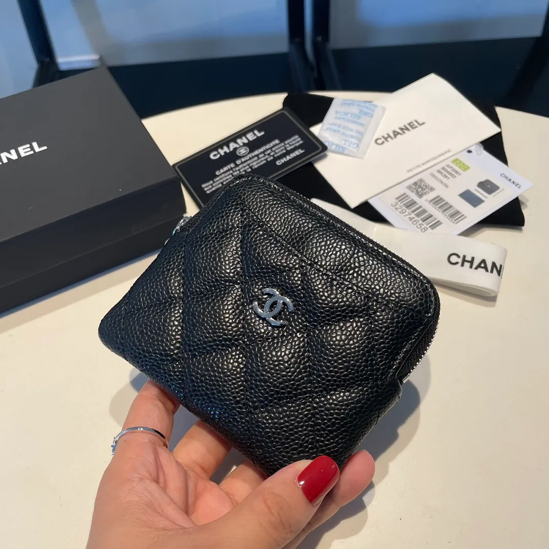 💰420😊Upgraded version💋Chanel 🆕Cowhide🐂Sheepskin is available, with gold and silver buckles☺️Classic zipper bag with multiple card slots for change. It can also bring convenience to various bank cards, supermarket cards, shopping cards, and membership cards. It is so small and easy to carry. It is the most fashionable and popular element of coin purses. Do you own it? Comes with the latest complete set of packaging 2061🍃size: 12*9.5cm