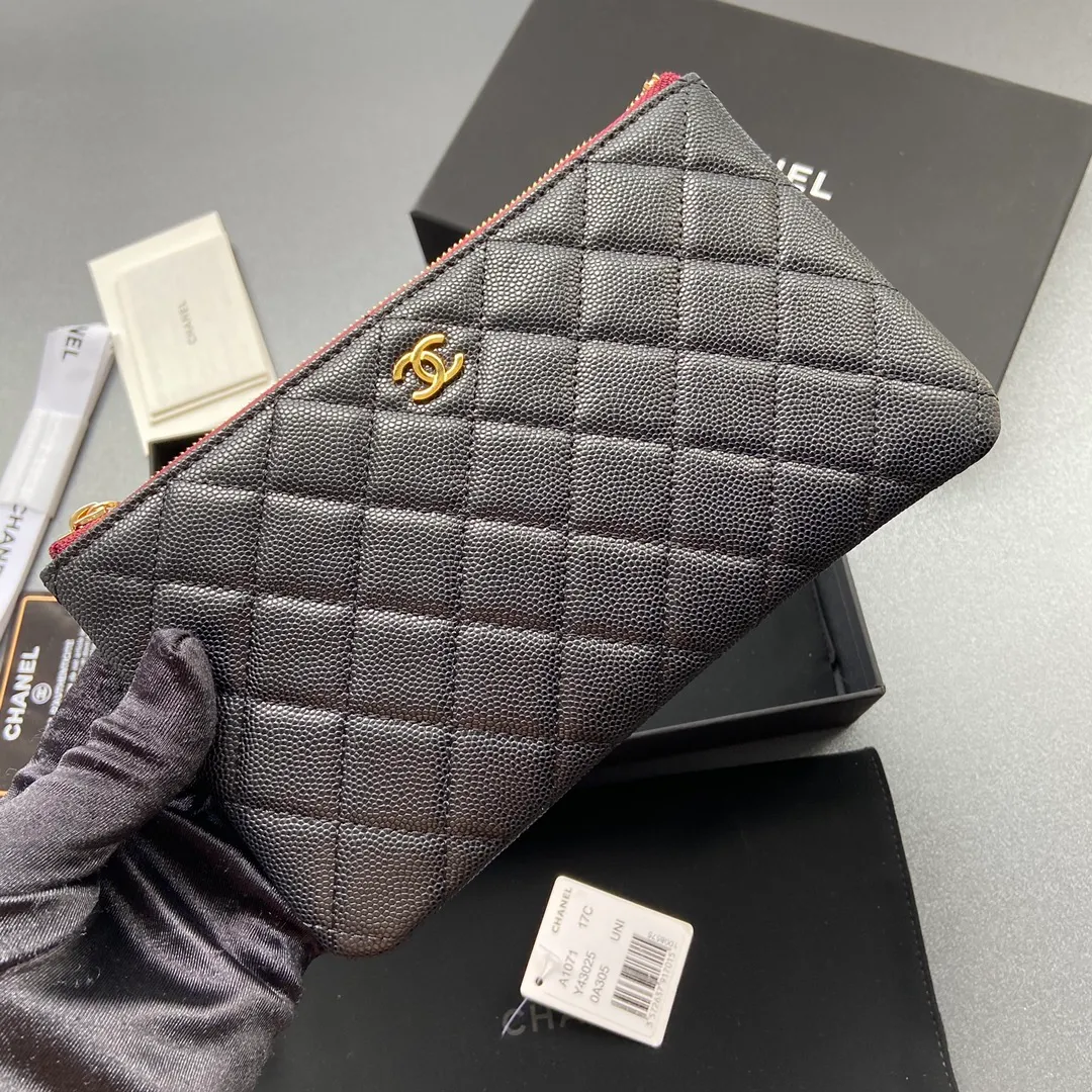 Xiaoxiang imported Italian grained calfskin Item No.: A1071 Price: 400 Size: w20×h12×d1.5 Color: Black fine ball grain leather with golden steel mark
