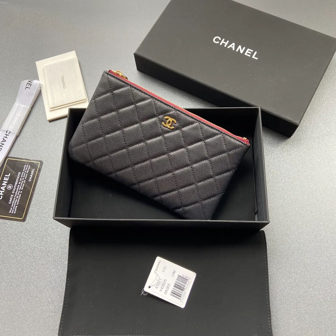 Xiaoxiang imported Italian grained calfskin Item No.: A1071 Price: 400 Size: w20×h12×d1.5 Color: Black fine ball grain leather with golden steel mark