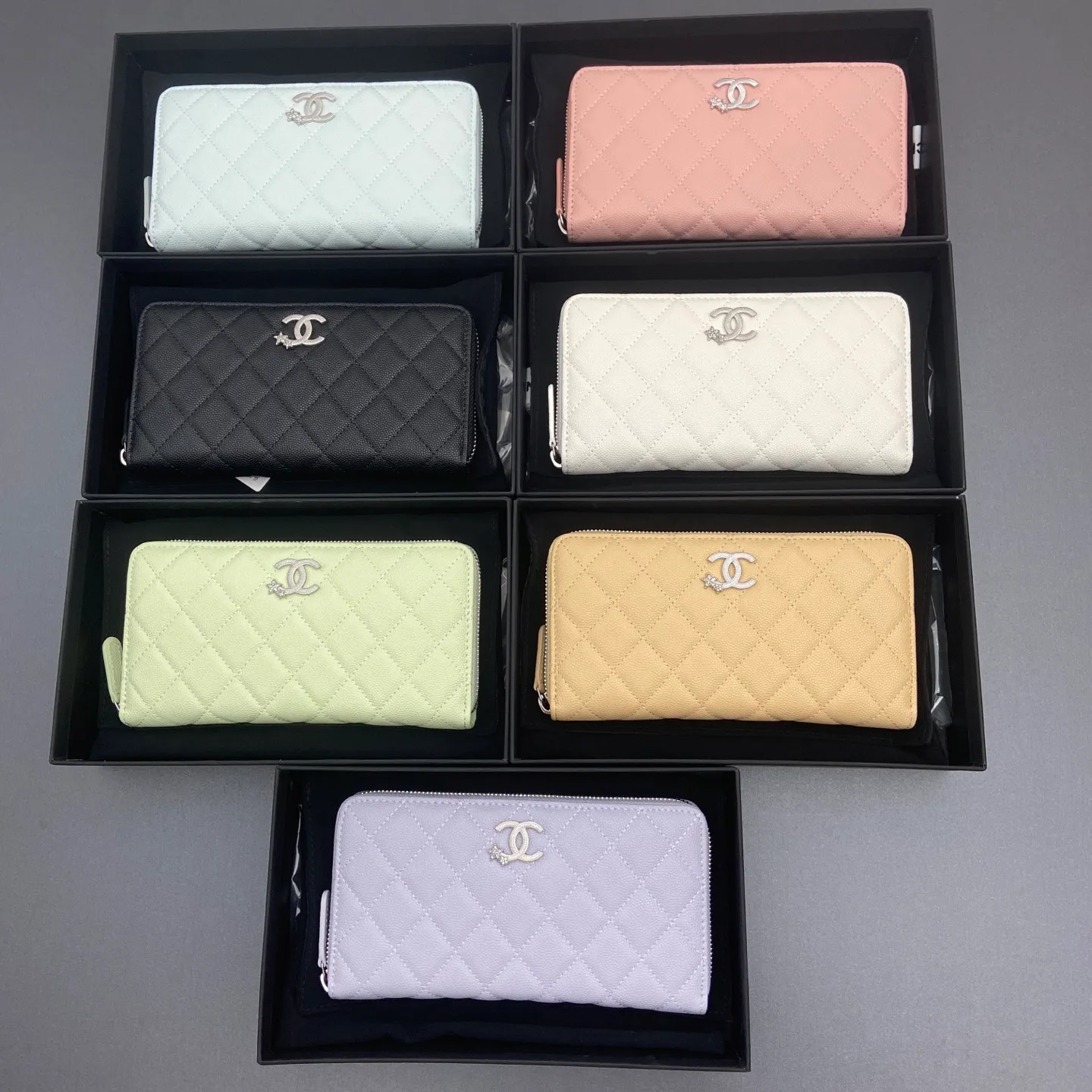 25b new series caviar cowhide with stars ⭐logo shiny blingblibg~zipper bag series fine ball pattern silver star hardware 12 card slots, two banknote compartments two compartments, 1 zipper bag Price: 260 No.: 3726 Size: w19×h10×d3cm