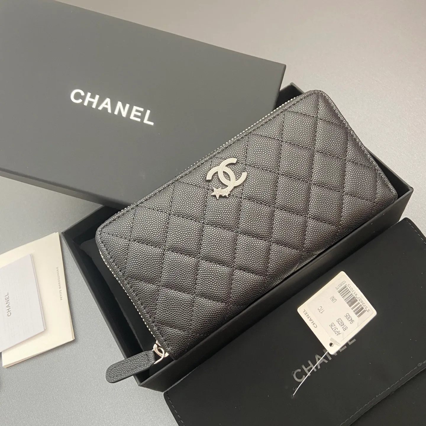25b new series caviar cowhide with stars ⭐logo shiny blingblibg~zipper bag series fine ball pattern silver star hardware 12 card slots, two banknote compartments two compartments, 1 zipper bag Price: 260 No.: 3726 Size: w19×h10×d3cm