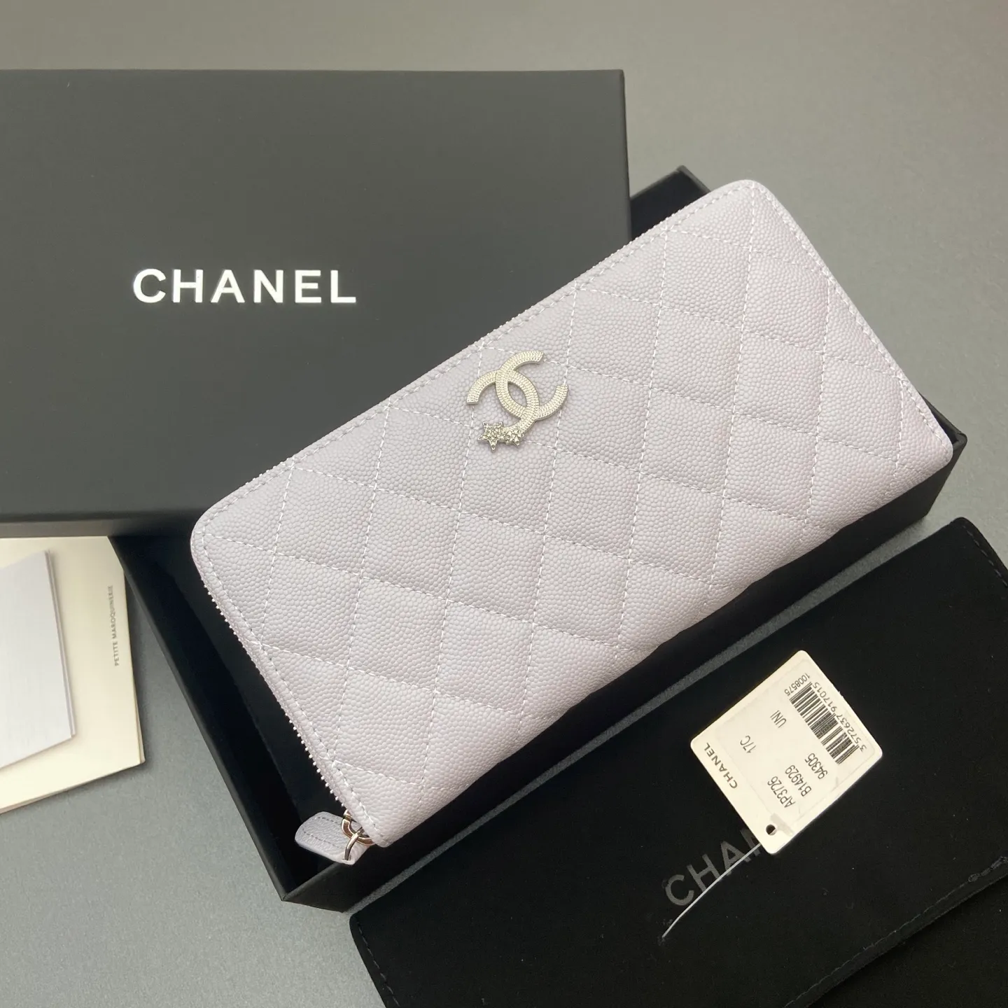 25b new series caviar cowhide with stars ⭐logo shiny blingblibg~zipper bag series fine ball pattern silver star hardware 12 card slots, two banknote compartments two compartments, 1 zipper bag Price: 260 No.: 3726 Size: w19×h10×d3cm
