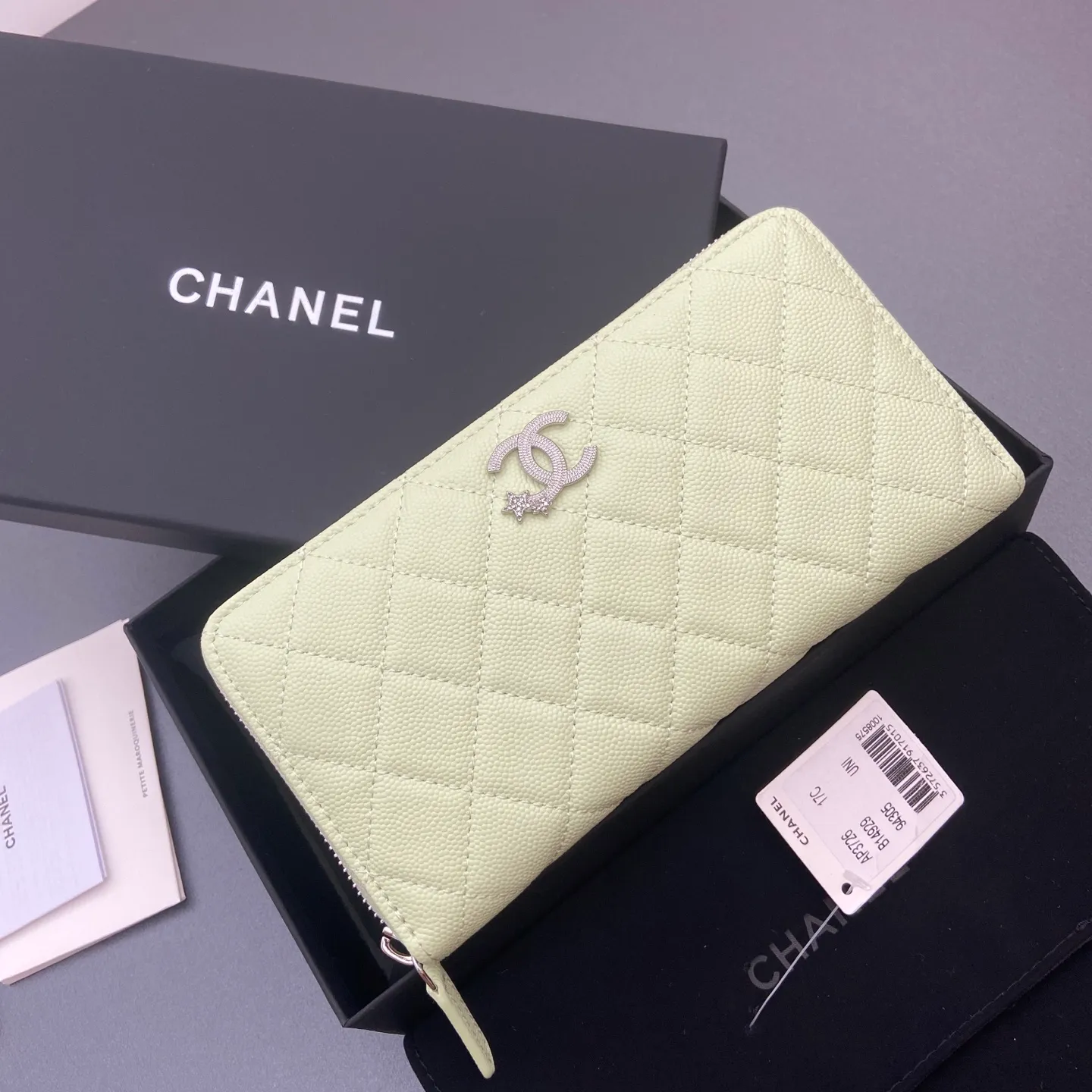 25b new series caviar cowhide with stars ⭐logo shiny blingblibg~zipper bag series fine ball pattern silver star hardware 12 card slots, two banknote compartments two compartments, 1 zipper bag Price: 260 No.: 3726 Size: w19×h10×d3cm