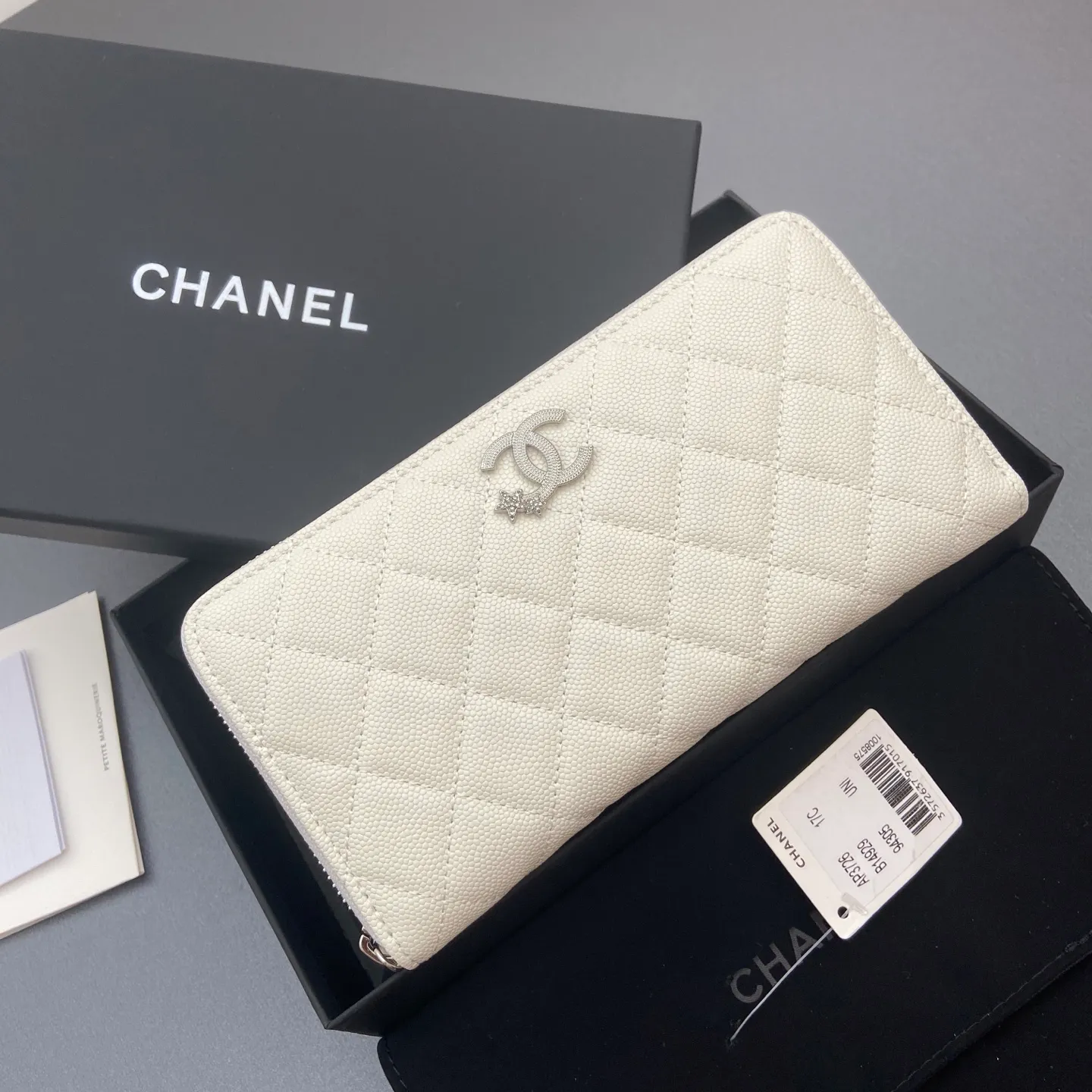 25b new series caviar cowhide with stars ⭐logo shiny blingblibg~zipper bag series fine ball pattern silver star hardware 12 card slots, two banknote compartments two compartments, 1 zipper bag Price: 260 No.: 3726 Size: w19×h10×d3cm