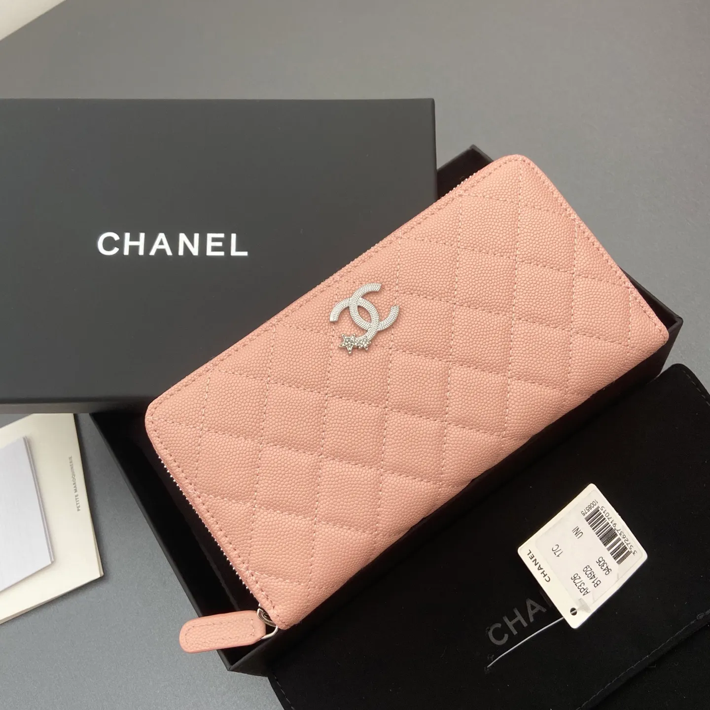 25b new series caviar cowhide with stars ⭐logo shiny blingblibg~zipper bag series fine ball pattern silver star hardware 12 card slots, two banknote compartments two compartments, 1 zipper bag Price: 260 No.: 3726 Size: w19×h10×d3cm