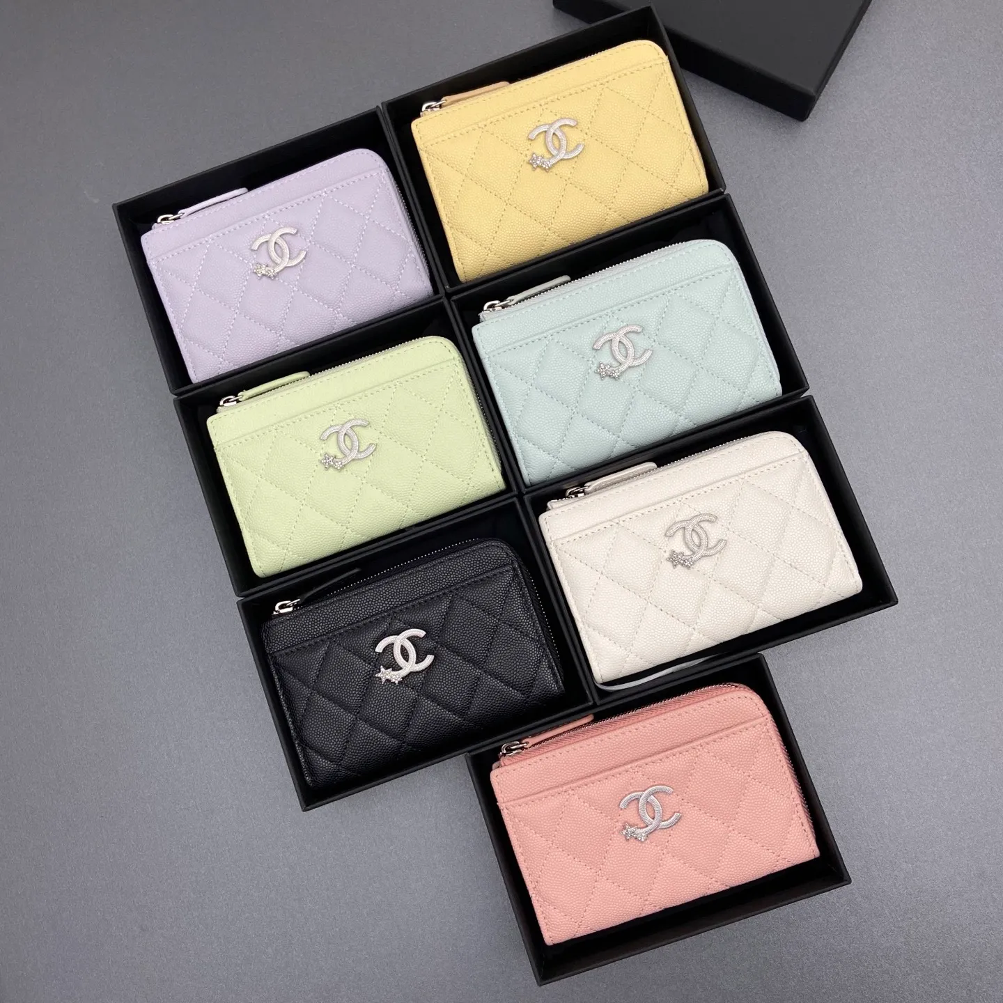 25b new series caviar cowhide with stars ⭐logo shiny blingblibg~zipper bag card holder series 6 card slots, 1 zipper bag Item number: AP 7464 Price: 370 Size: w13×h8.5×d2cm Color: fine ball pattern silver star hardware