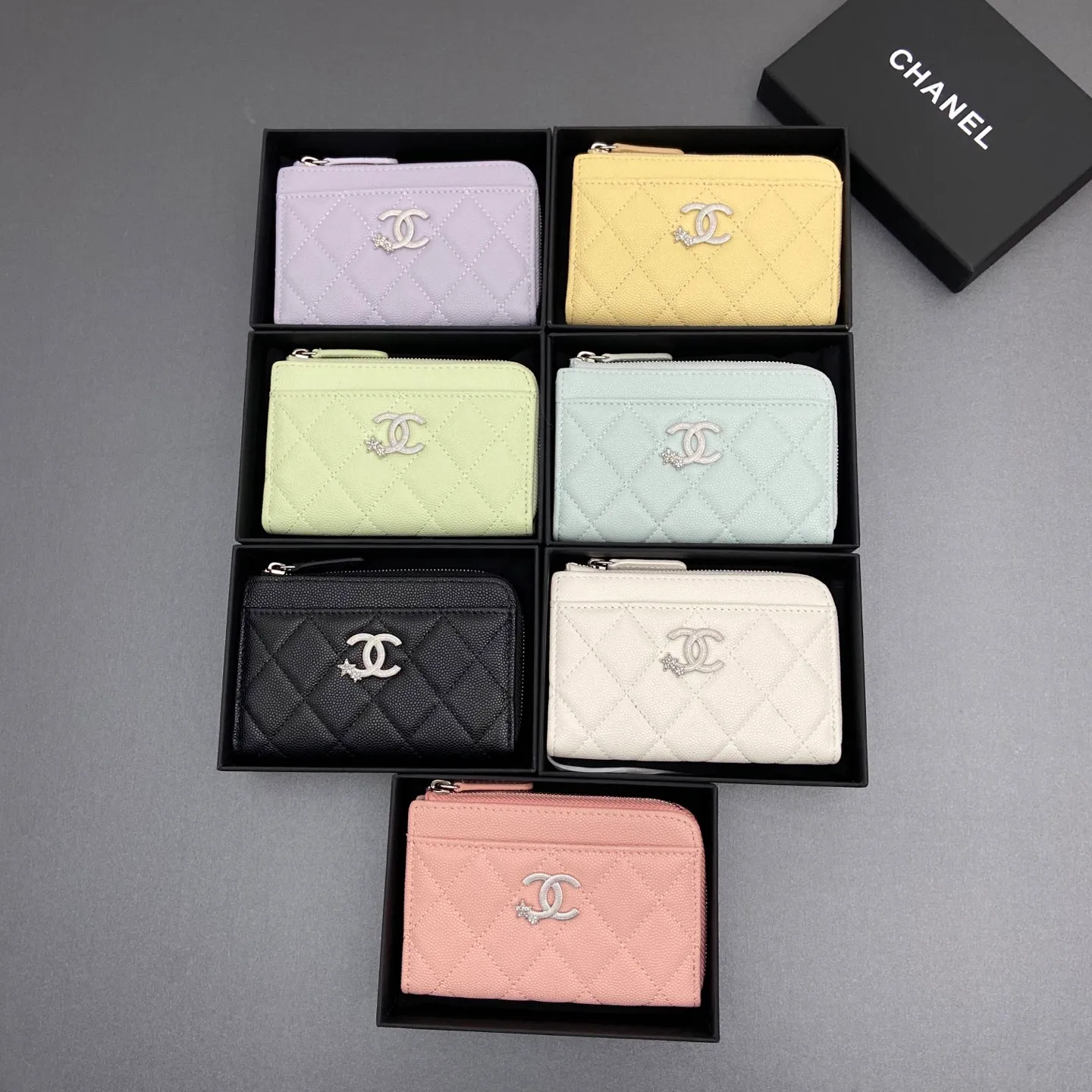 25b new series caviar cowhide with stars ⭐logo shiny blingblibg~zipper bag card holder series 6 card slots, 1 zipper bag Item number: AP 7464 Price: 370 Size: w13×h8.5×d2cm Color: fine ball pattern silver star hardware