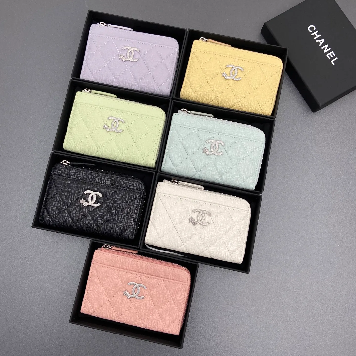 25b new series caviar cowhide with stars ⭐logo shiny blingblibg~zipper bag card holder series 6 card slots, 1 zipper bag Item number: AP 7464 Price: 370 Size: w13×h8.5×d2cm Color: fine ball pattern silver star hardware