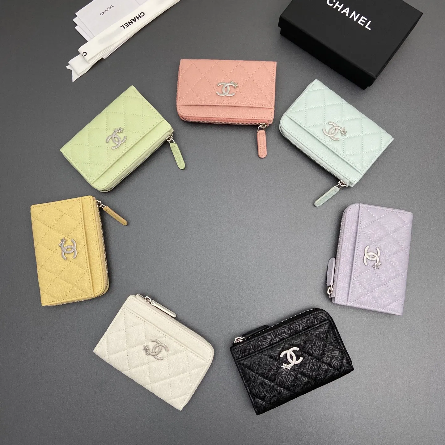 25b new series caviar cowhide with stars ⭐logo shiny blingblibg~zipper bag card holder series 6 card slots, 1 zipper bag Item number: AP 7464 Price: 370 Size: w13×h8.5×d2cm Color: fine ball pattern silver star hardware
