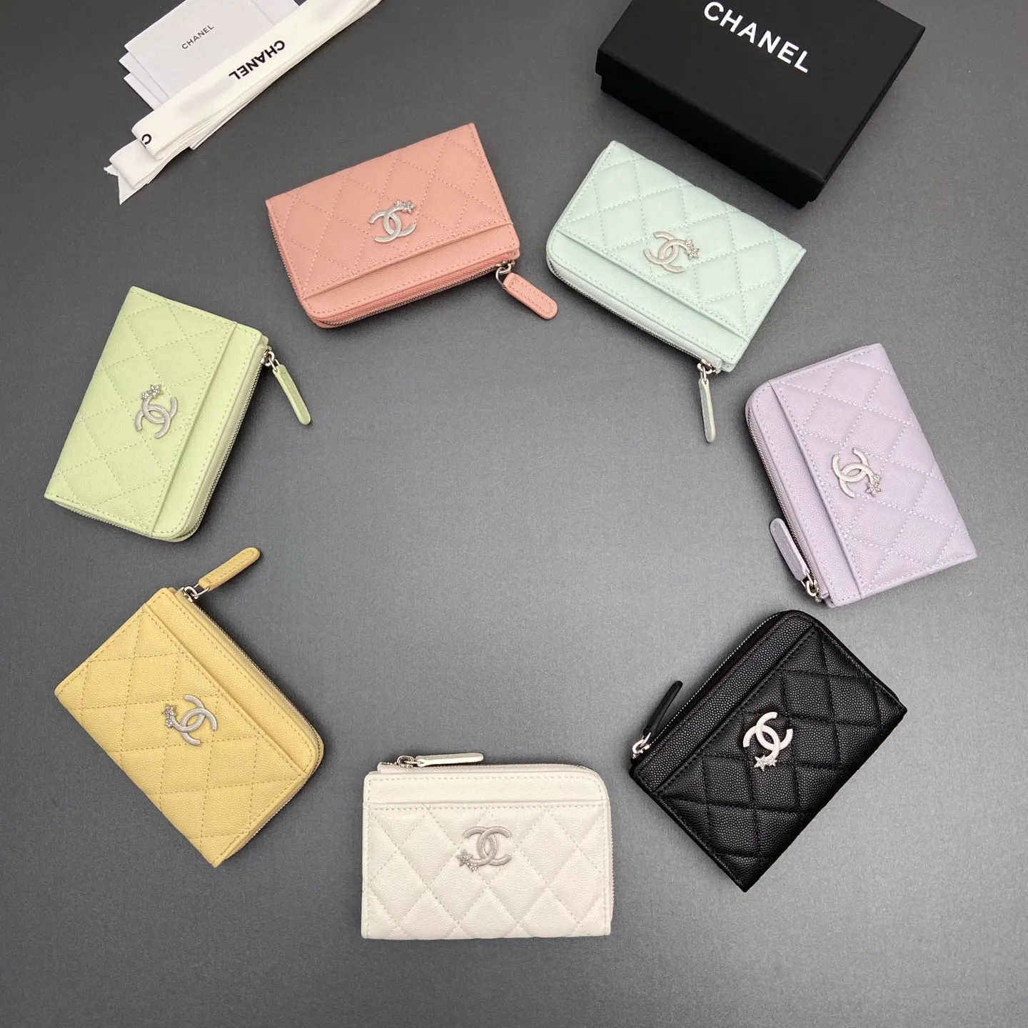 25b new series caviar cowhide with stars ⭐logo shiny blingblibg~zipper bag card holder series 6 card slots, 1 zipper bag Item number: AP 7464 Price: 370 Size: w13×h8.5×d2cm Color: fine ball pattern silver star hardware