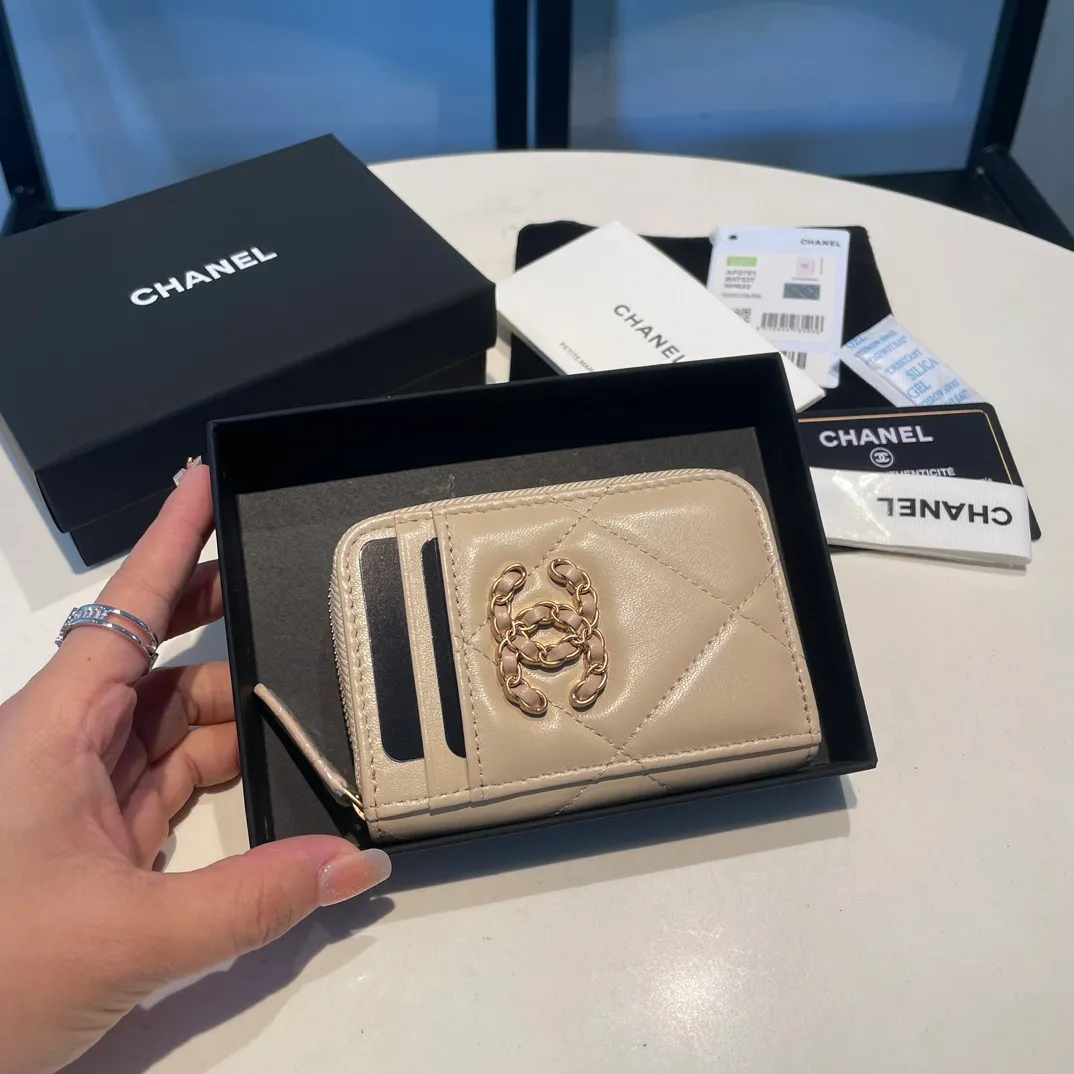 💰320😊Upgraded version💋🆕Ohanel new color🆕The latest zipper card holder with multiple card slots. The texture of goatskin is unparalleled. 😼The 19 series that is mainly recommended this season is a big rhombus with a strong retro style. I want to buy every color🧸 The logo is eye-catching and unique, the goatskin has a faint luster, and the temperament instantly ups and downs❣The fashionable style and style are also jointly created by Karl and Viard. The first series launched by the new artistic director will be a key recommendation of the brand from this year to next year, conveying the essence of the brand, with a full set of packaging 2701🍃size: 7.5*11cm