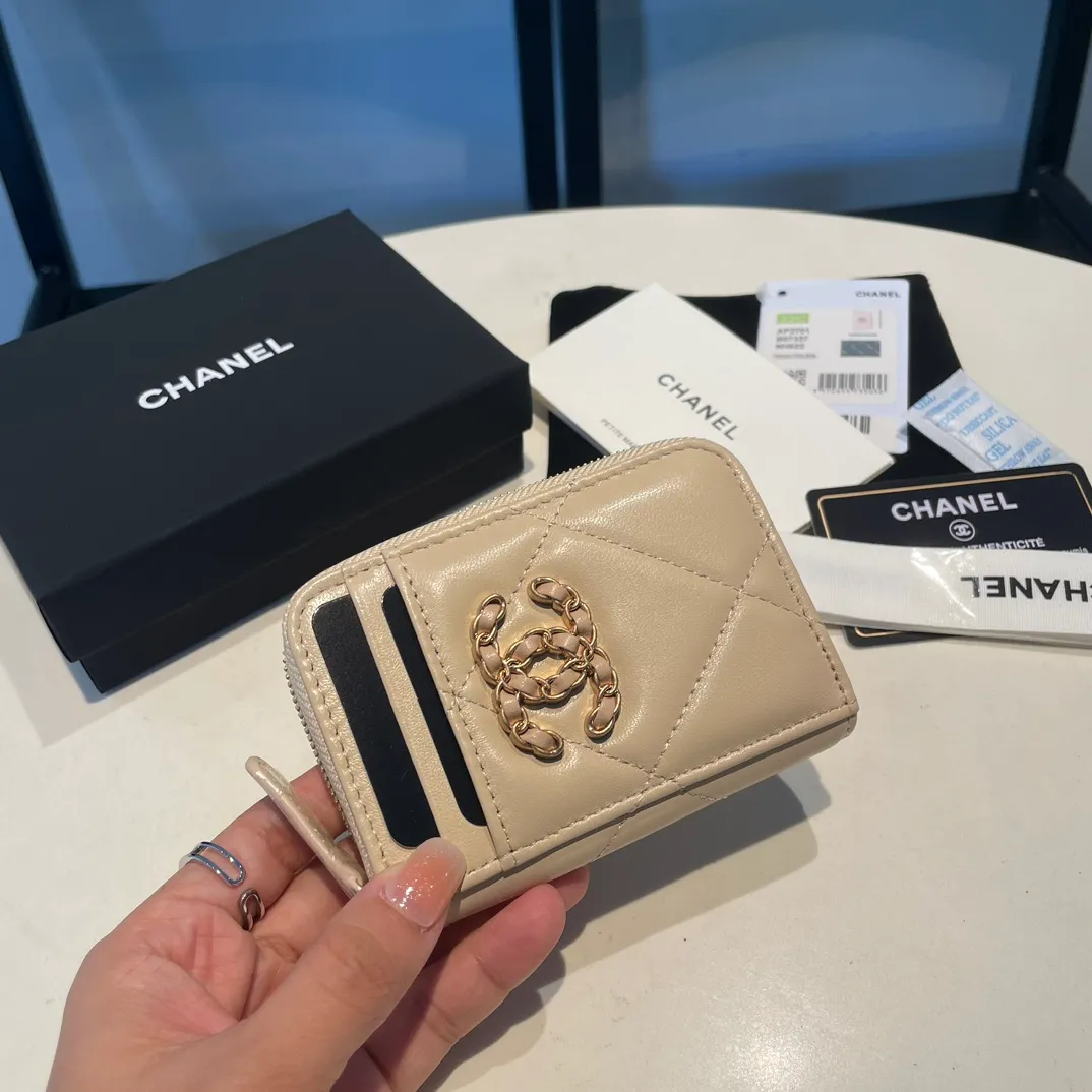 💰320😊Upgraded version💋🆕Ohanel new color🆕The latest zipper card holder with multiple card slots. The texture of goatskin is unparalleled. 😼The 19 series that is mainly recommended this season is a big rhombus with a strong retro style. I want to buy every color🧸 The logo is eye-catching and unique, the goatskin has a faint luster, and the temperament instantly ups and downs❣The fashionable style and style are also jointly created by Karl and Viard. The first series launched by the new artistic director will be a key recommendation of the brand from this year to next year, conveying the essence of the brand, with a full set of packaging 2701🍃size: 7.5*11cm
