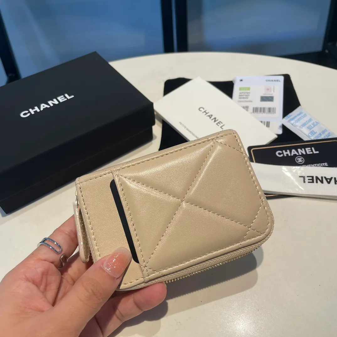 💰320😊Upgraded version💋🆕Ohanel new color🆕The latest zipper card holder with multiple card slots. The texture of goatskin is unparalleled. 😼The 19 series that is mainly recommended this season is a big rhombus with a strong retro style. I want to buy every color🧸 The logo is eye-catching and unique, the goatskin has a faint luster, and the temperament instantly ups and downs❣The fashionable style and style are also jointly created by Karl and Viard. The first series launched by the new artistic director will be a key recommendation of the brand from this year to next year, conveying the essence of the brand, with a full set of packaging 2701🍃size: 7.5*11cm