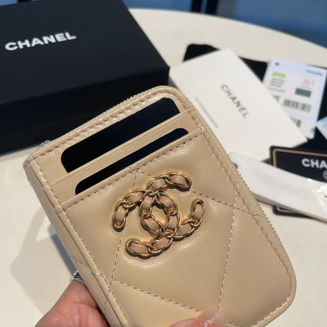 💰320😊Upgraded version💋🆕Ohanel new color🆕The latest zipper card holder with multiple card slots. The texture of goatskin is unparalleled. 😼The 19 series that is mainly recommended this season is a big rhombus with a strong retro style. I want to buy every color🧸 The logo is eye-catching and unique, the goatskin has a faint luster, and the temperament instantly ups and downs❣The fashionable style and style are also jointly created by Karl and Viard. The first series launched by the new artistic director will be a key recommendation of the brand from this year to next year, conveying the essence of the brand, with a full set of packaging 2701🍃size: 7.5*11cm