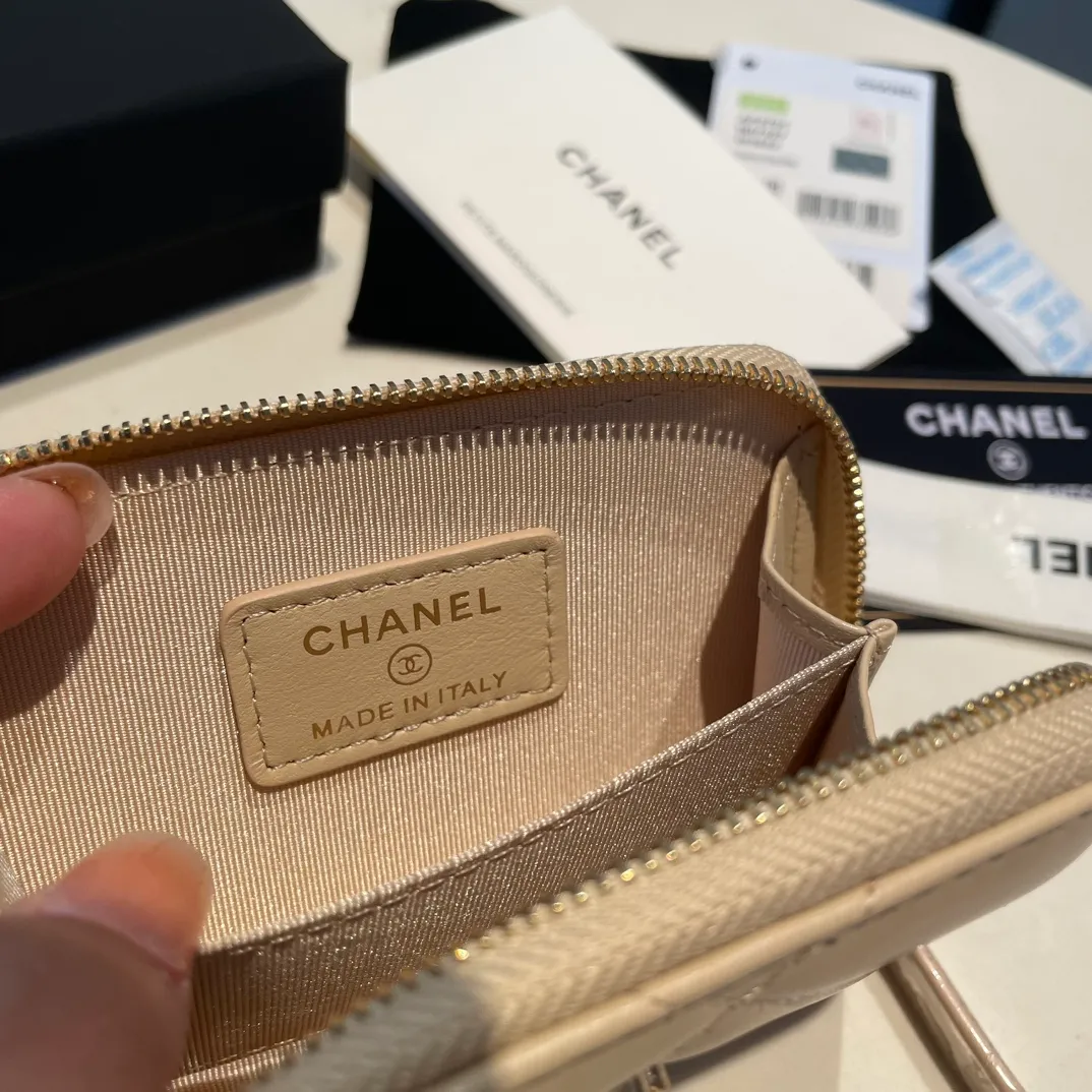 💰320😊Upgraded version💋🆕Ohanel new color🆕The latest zipper card holder with multiple card slots. The texture of goatskin is unparalleled. 😼The 19 series that is mainly recommended this season is a big rhombus with a strong retro style. I want to buy every color🧸 The logo is eye-catching and unique, the goatskin has a faint luster, and the temperament instantly ups and downs❣The fashionable style and style are also jointly created by Karl and Viard. The first series launched by the new artistic director will be a key recommendation of the brand from this year to next year, conveying the essence of the brand, with a full set of packaging 2701🍃size: 7.5*11cm