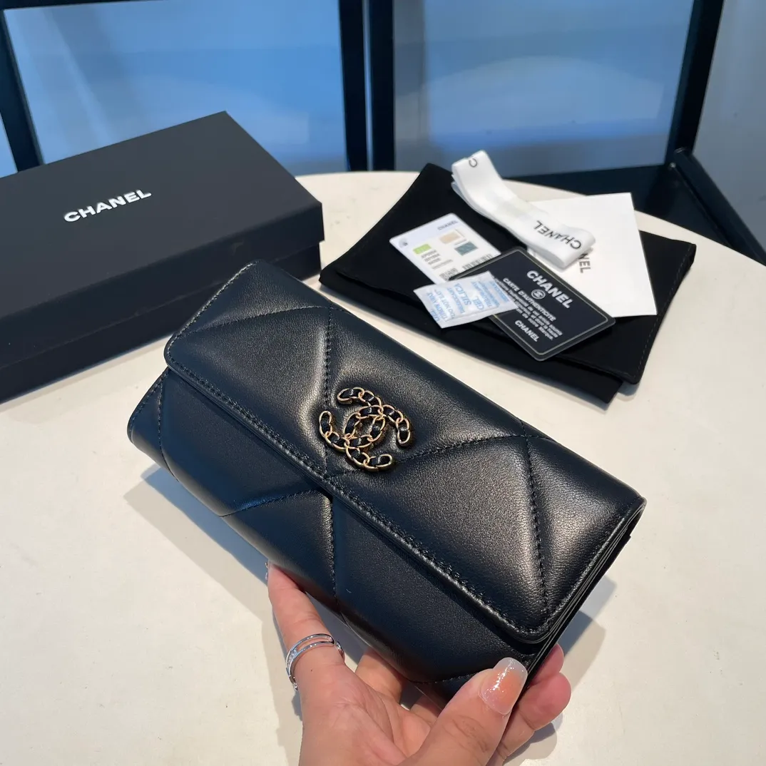 💰580😊 Upgraded version💋🆕 Ohanel new color🆕The latest long snap wallet, the texture of goatskin is invincible 😼The 19 series that is the main promotion this season is the big rhombus, with a strong retro style👝 Are there any people who want to buy each color🧸 The logo is eye-catching and unique, the goatskin has a light luster, and the temperament instantly ups and downs❣The fashionable style and style are also co-created by Karl and Viard. The first series launched by the new artistic director will be a key recommendation of the brand from this year to next year, conveying the essence of the brand, with a full set of packaging 0955🍃 Size: 19.5*12.5cm