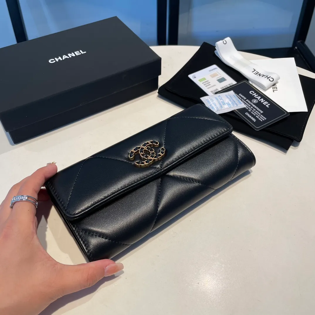 💰580😊 Upgraded version💋🆕 Ohanel new color🆕The latest long snap wallet, the texture of goatskin is invincible 😼The 19 series that is the main promotion this season is the big rhombus, with a strong retro style👝 Are there any people who want to buy each color🧸 The logo is eye-catching and unique, the goatskin has a light luster, and the temperament instantly ups and downs❣The fashionable style and style are also co-created by Karl and Viard. The first series launched by the new artistic director will be a key recommendation of the brand from this year to next year, conveying the essence of the brand, with a full set of packaging 0955🍃 Size: 19.5*12.5cm