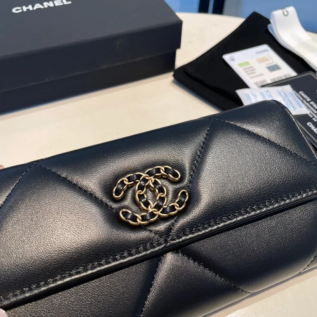 💰580😊 Upgraded version💋🆕 Ohanel new color🆕The latest long snap wallet, the texture of goatskin is invincible 😼The 19 series that is the main promotion this season is the big rhombus, with a strong retro style👝 Are there any people who want to buy each color🧸 The logo is eye-catching and unique, the goatskin has a light luster, and the temperament instantly ups and downs❣The fashionable style and style are also co-created by Karl and Viard. The first series launched by the new artistic director will be a key recommendation of the brand from this year to next year, conveying the essence of the brand, with a full set of packaging 0955🍃 Size: 19.5*12.5cm