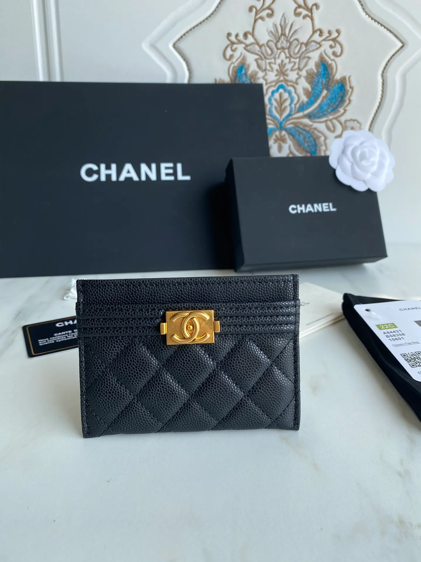 220💰[Original quality][With serial code] CHANEL’s new leboy card holder has arrived! The imported rhombus pattern is very attractive! The retro gilt buckle has an old-fashioned feel and is very fashionable and retro❤️This small card holder is very cost-effective and you can also put some change in the three card slots👍Model number: 84431 Size: 11×7.5×1cm