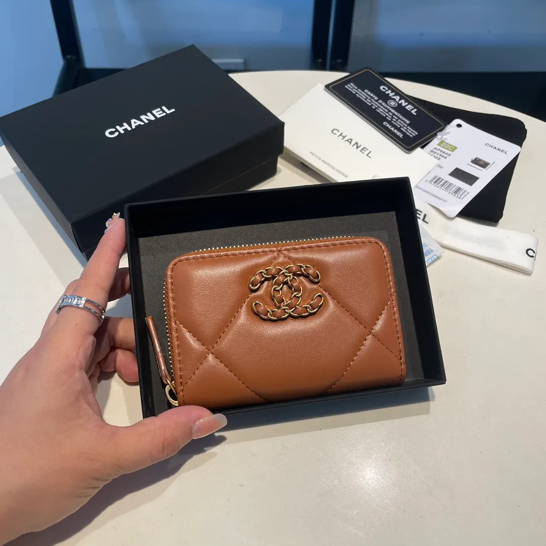 💰300😊 Upgraded version💋🆕 Ohanel new color🆕The latest zipper card holder, the texture of goatskin is invincible 😼The 19 series mainly promoted this season is the big rhombus, with a strong retro style👝Is there anyone who wants to buy each color🧸 The logo is eye-catching and unique, the goatskin has a light luster, and the temperament instantly ups and downs❣The fashionable style and style are also jointly created by Karl and Viard. The first series launched by the new artistic director will be a key recommendation of the brand from this year to next year, conveying the essence of the brand, with a full set of packaging 0945🍃size: 11.5*8cm